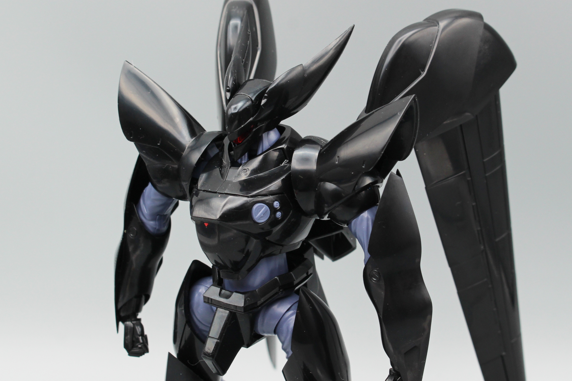 素組みだと襟元のモールドや腰のランプなどが未着色となる