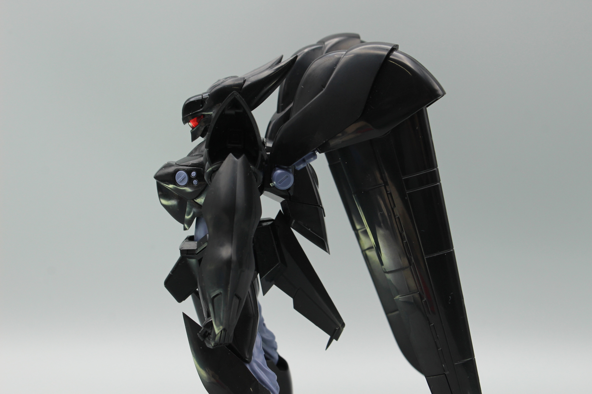 サイドビュー。尾翼の先端など、尖った部分も多く、ポーズを取るときは要注意