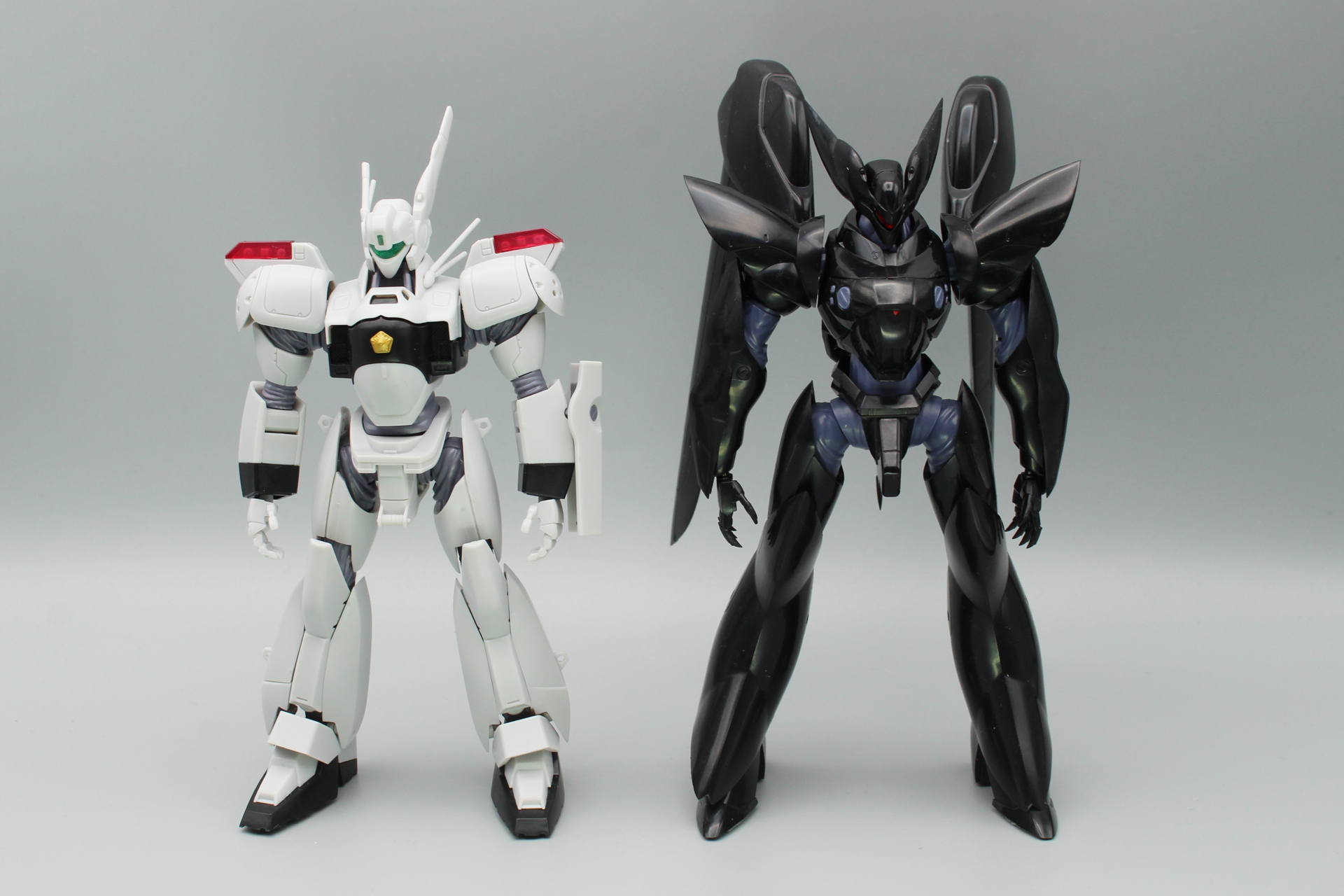 「MODEROIDイングラム」との比較。グリフォンは一回り大きいことが分かる