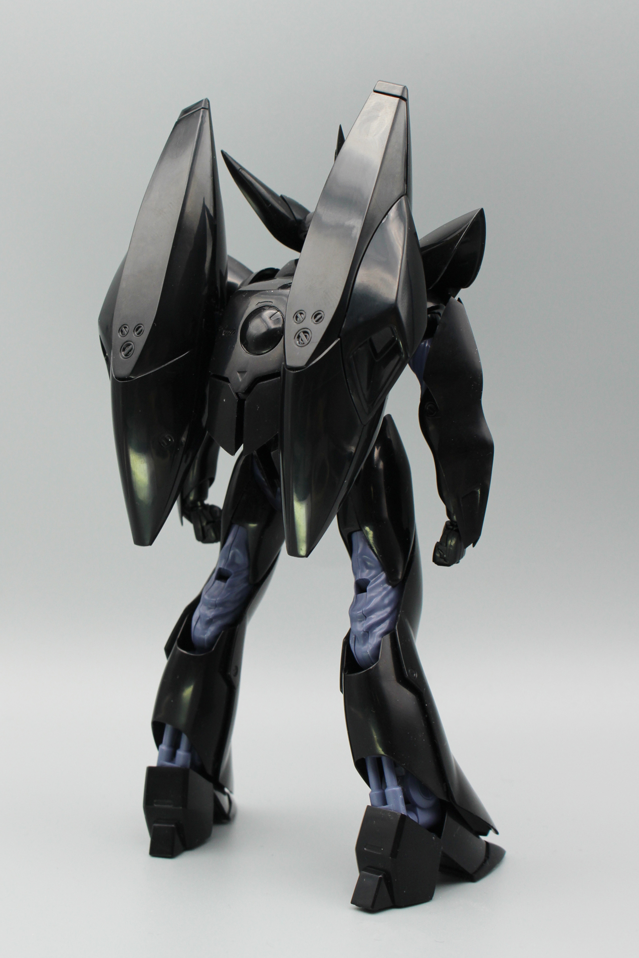 アクアユニット装備時の背面。立たせるときもバランスを取りやすい