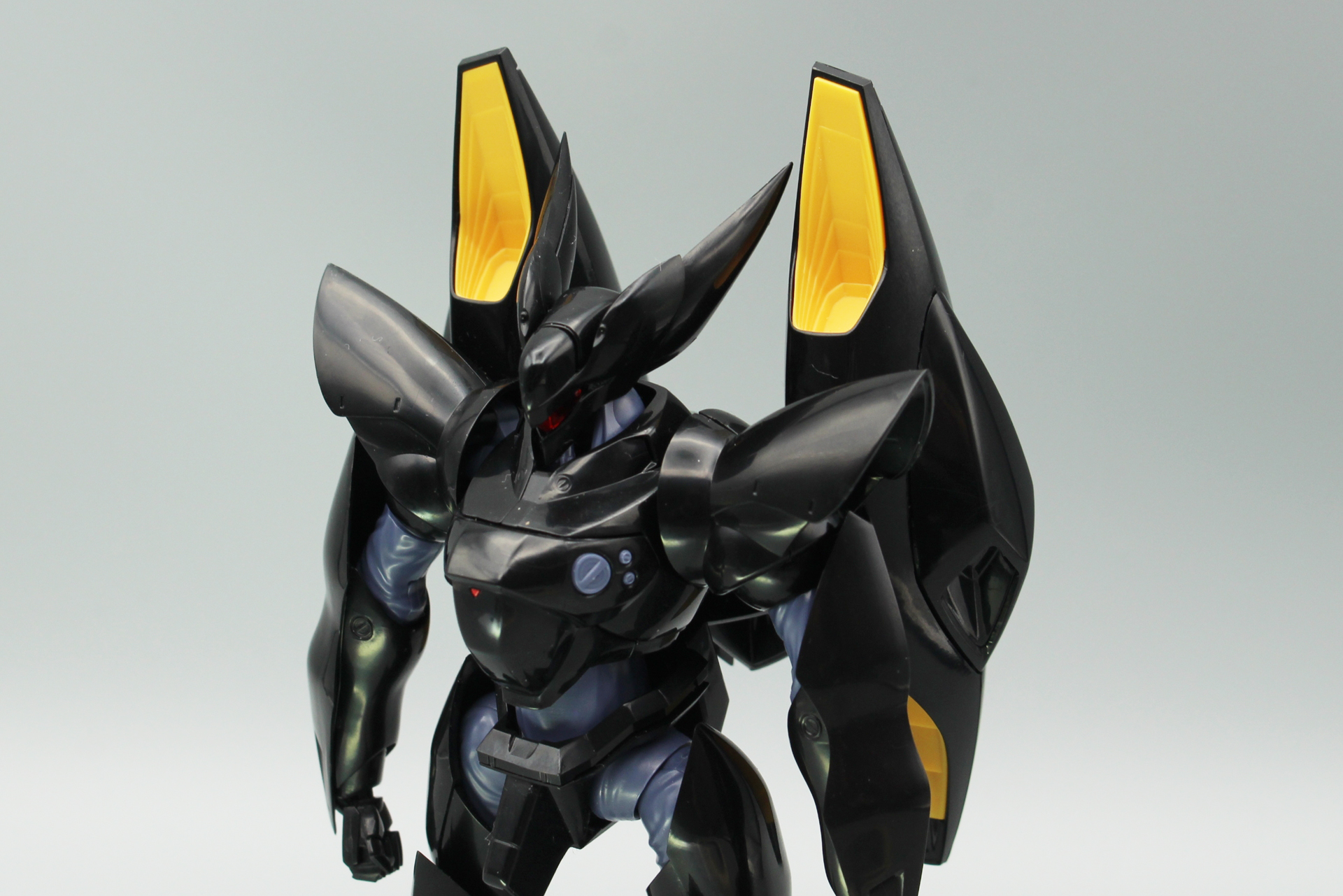 黄色のノズルが映える。上部にもうっすらモールドがある