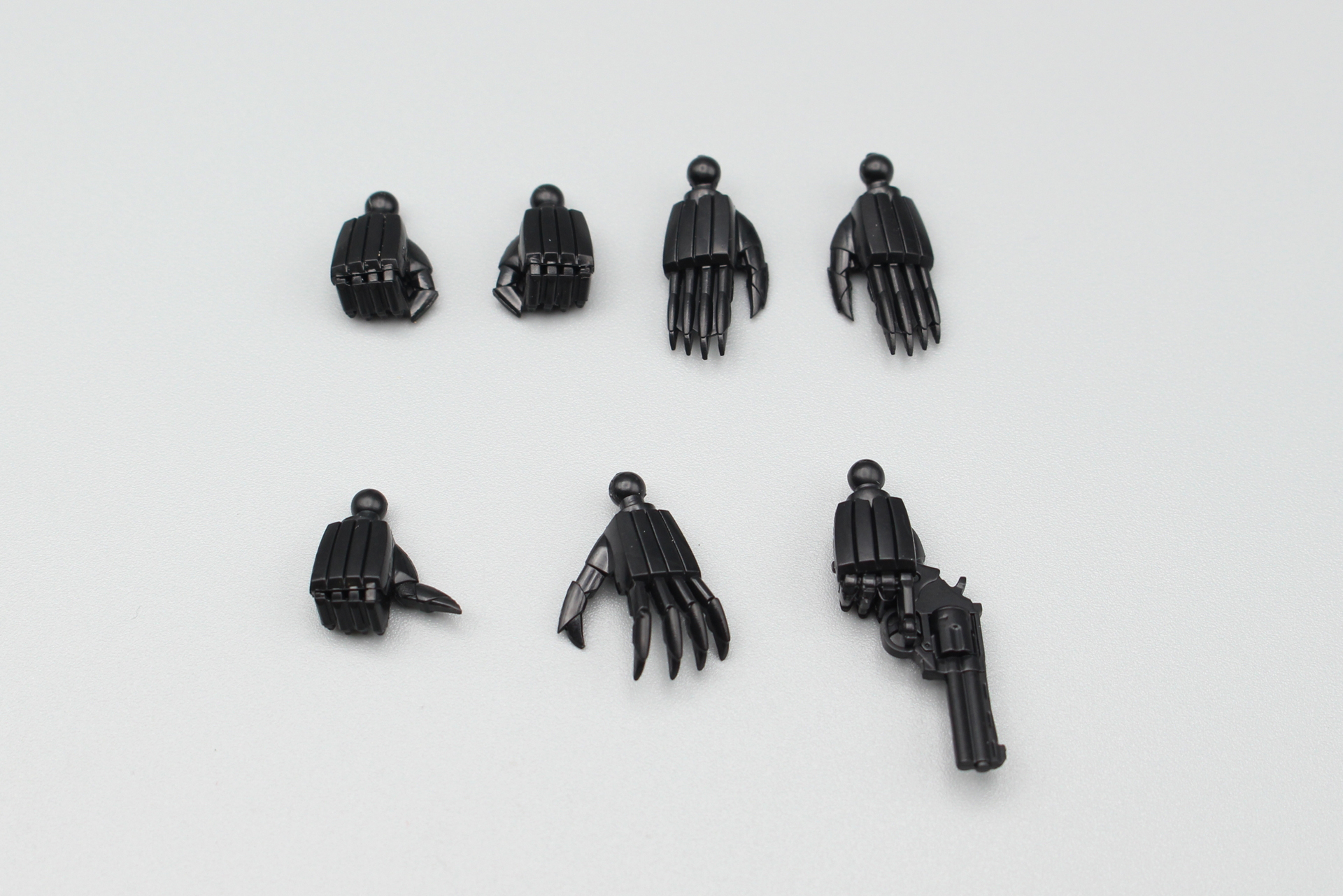 豊富な手首パーツ。ピースメーカーから奪ったリボルバーカノンを持った手もある