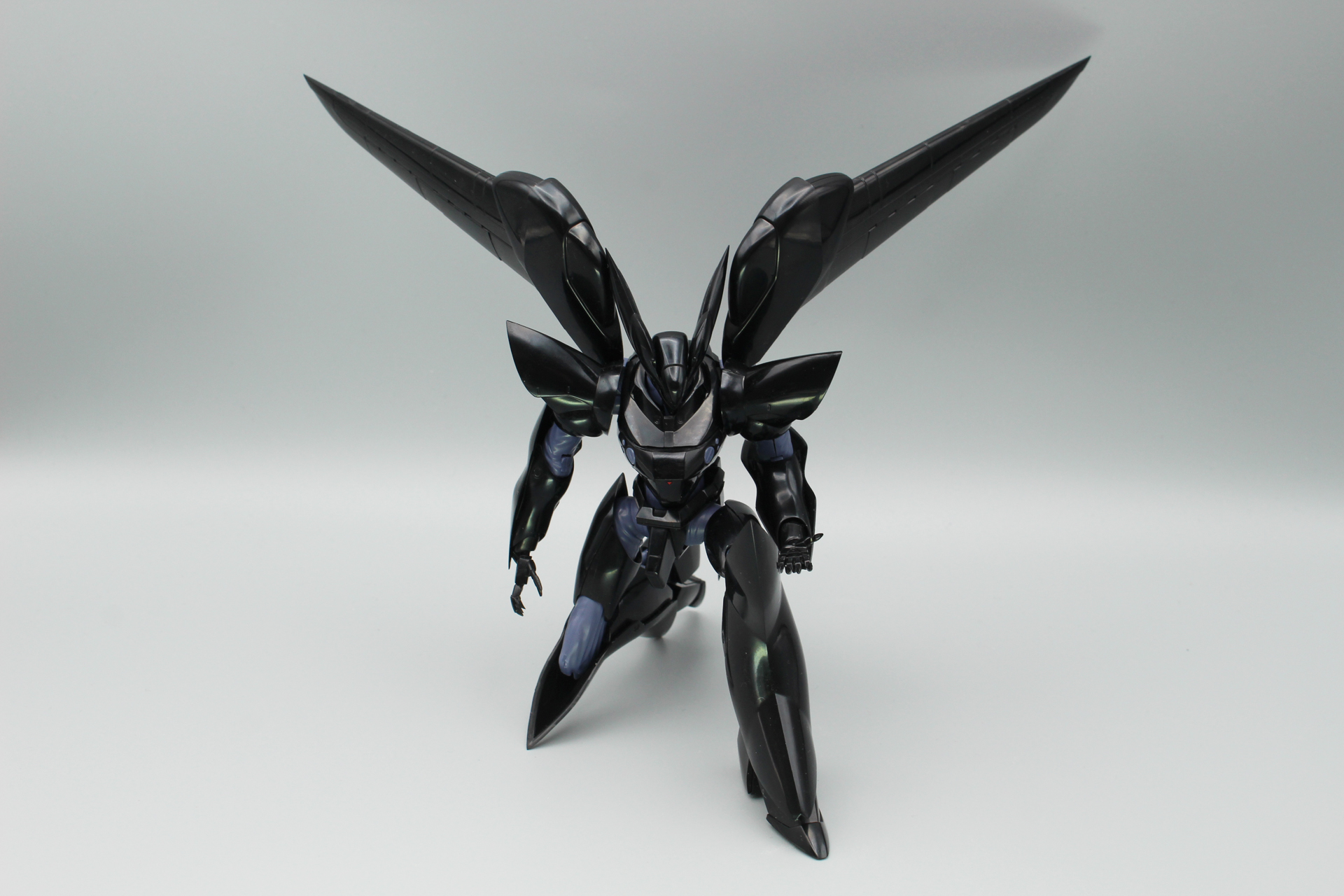 完成したグリフォンのポーズ集。公式サイトにある写真のようなポーズは難度高めだが、第2小隊との激闘を思い出しながら色々と楽しんでみてほしい