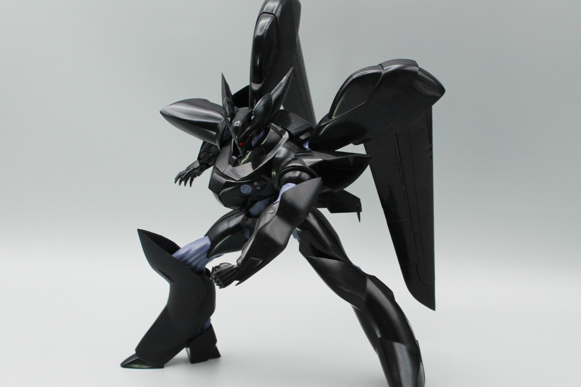 完成したグリフォンのポーズ集。公式サイトにある写真のようなポーズは難度高めだが、第2小隊との激闘を思い出しながら色々と楽しんでみてほしい