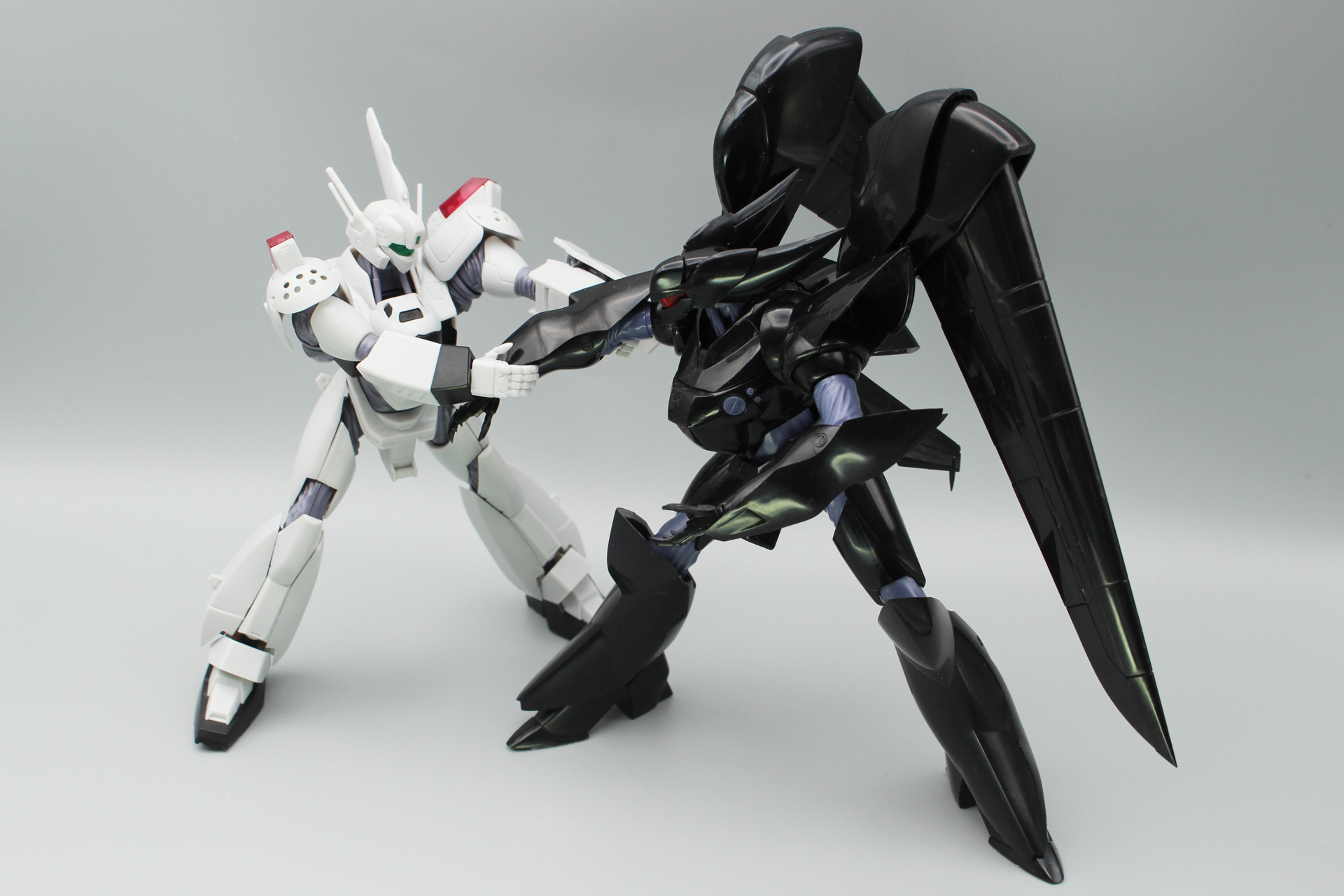 完成したグリフォンのポーズ集。公式サイトにある写真のようなポーズは難度高めだが、第2小隊との激闘を思い出しながら色々と楽しんでみてほしい