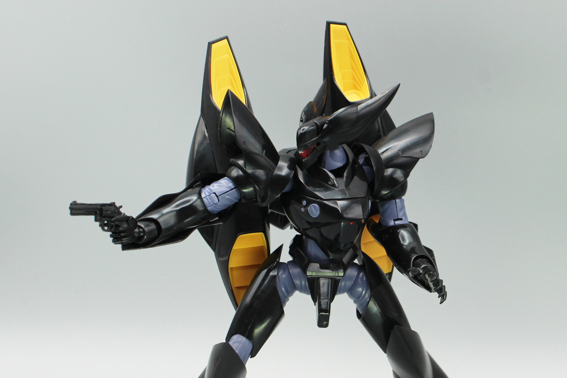 完成したグリフォンのポーズ集。公式サイトにある写真のようなポーズは難度高めだが、第2小隊との激闘を思い出しながら色々と楽しんでみてほしい