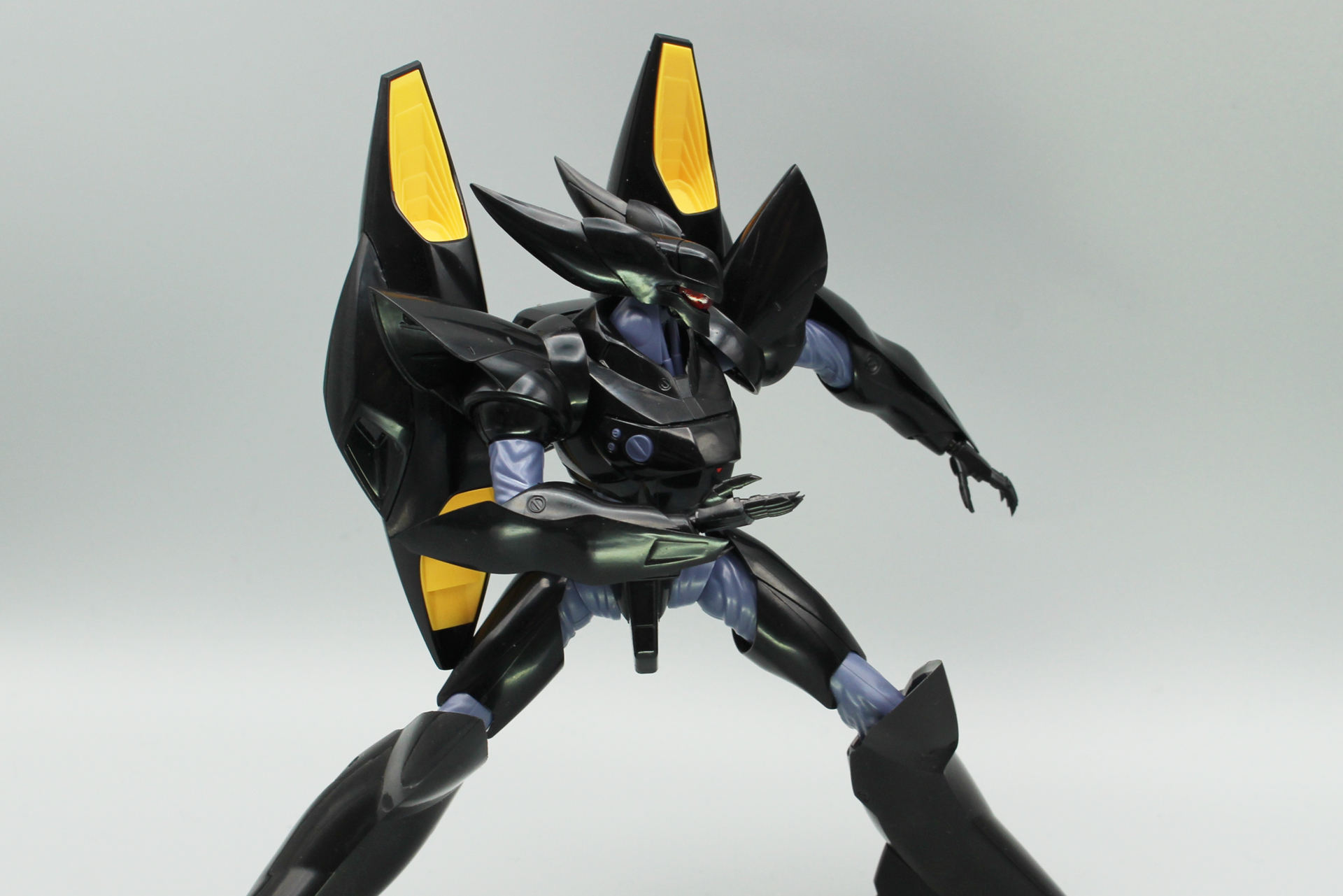 完成したグリフォンのポーズ集。公式サイトにある写真のようなポーズは難度高めだが、第2小隊との激闘を思い出しながら色々と楽しんでみてほしい