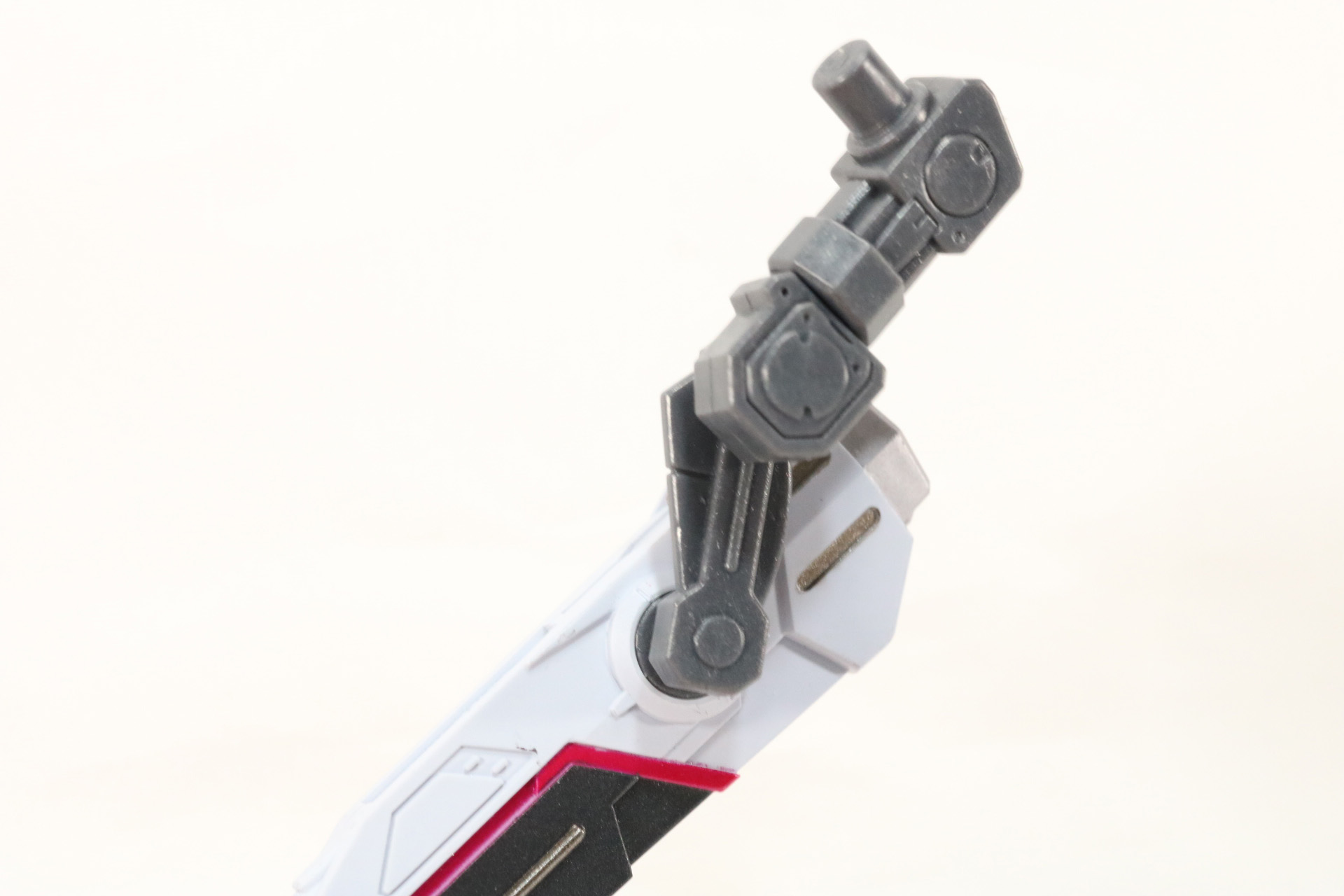 ビームランチャーの接続口にアームパーツを接続（レールガンも同様）