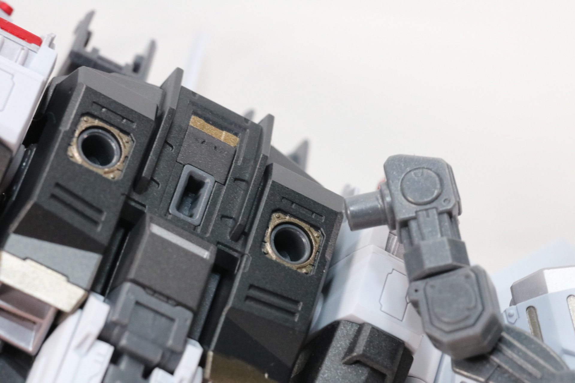 アームパーツの片方をオオトリ本体の下部に接続
