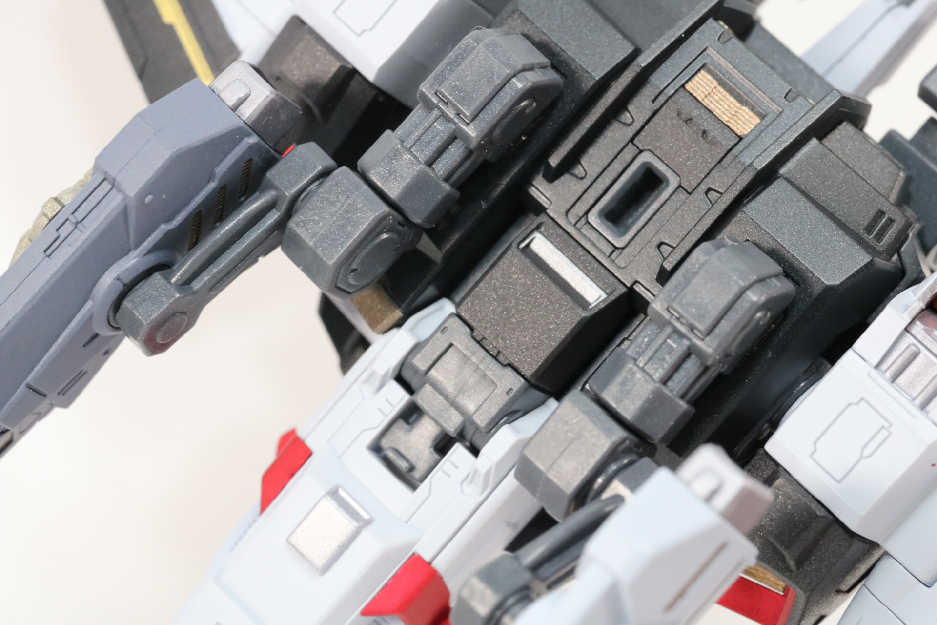 アームパーツの片方をオオトリ本体の下部に接続