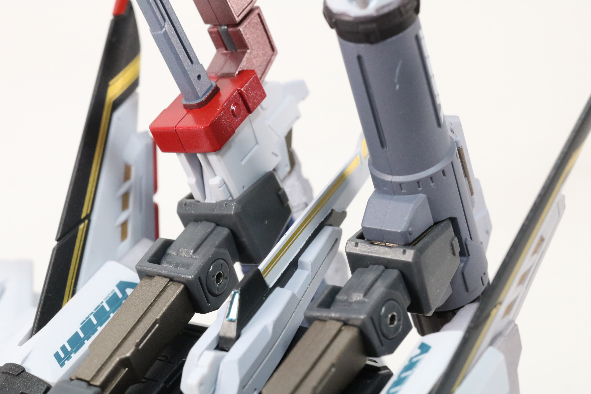 本体上部のアームに大型対艦刀とミサイルポッドをミゾに合わせてマウント