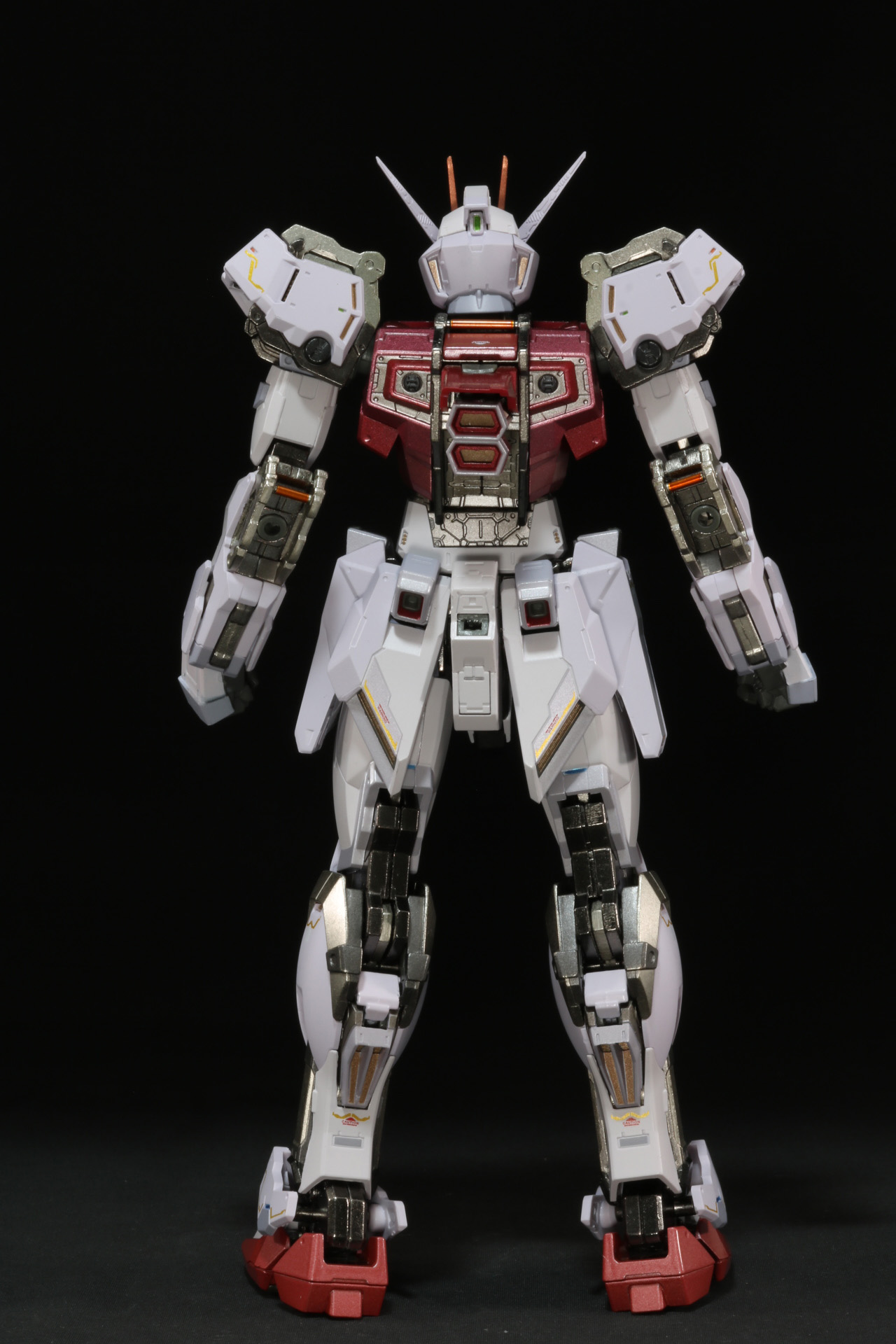 瞳の色は「ストライクガンダム」がイエロー系だったのに対して、「ストライクルージュ」ではメタリックグリーンとなっている。