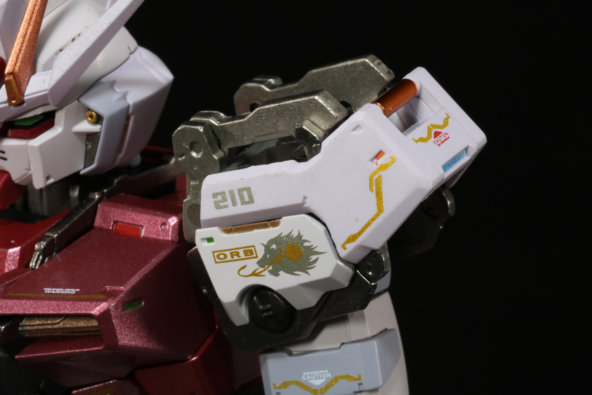 肩部アーマーは前部が展開でき、ダイキャスト部分も可動