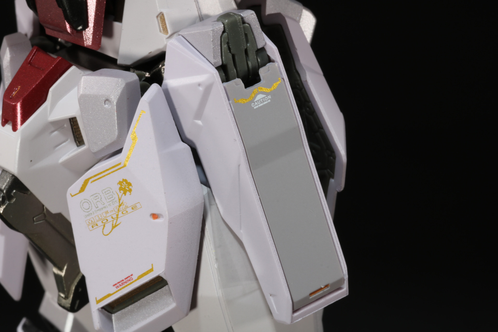 腰のサイド・アーマーにはアーマーシュナイダーを収納できる