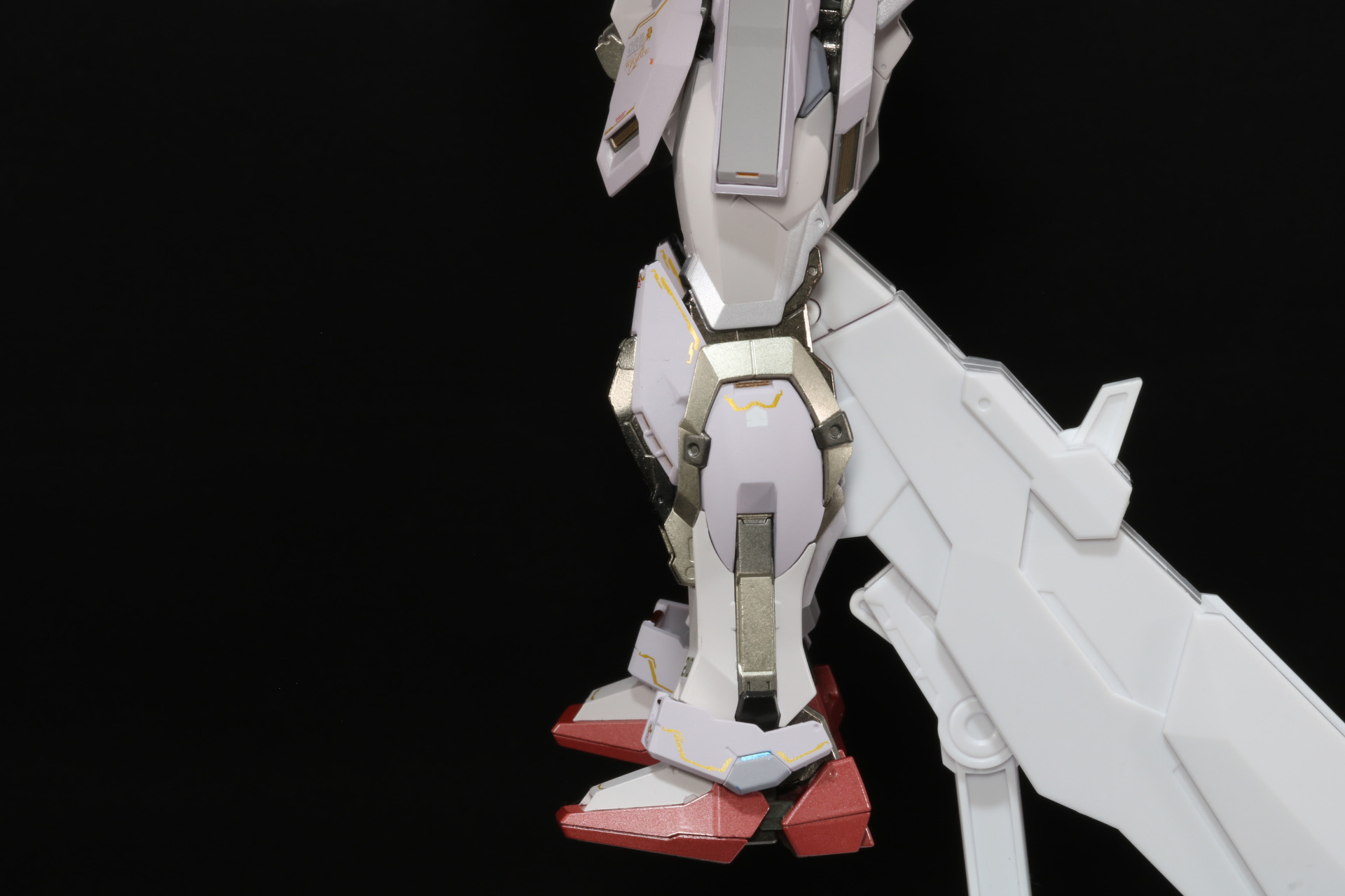 股関節の前後可動は腰部アーマーで制限がある。膝は大きく可動できる