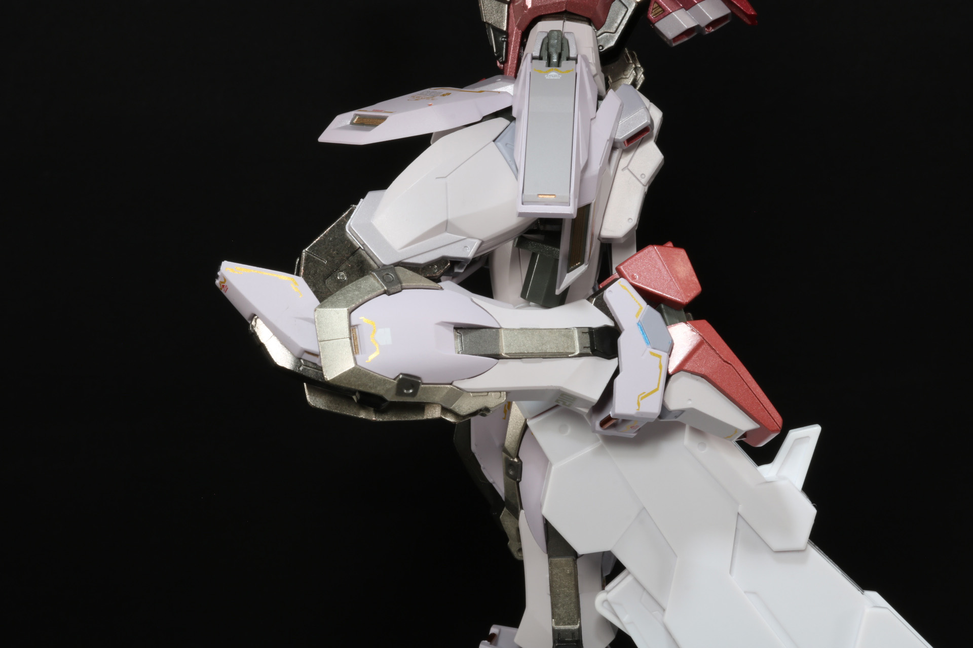股関節の前後可動は腰部アーマーで制限がある。膝は大きく可動できる
