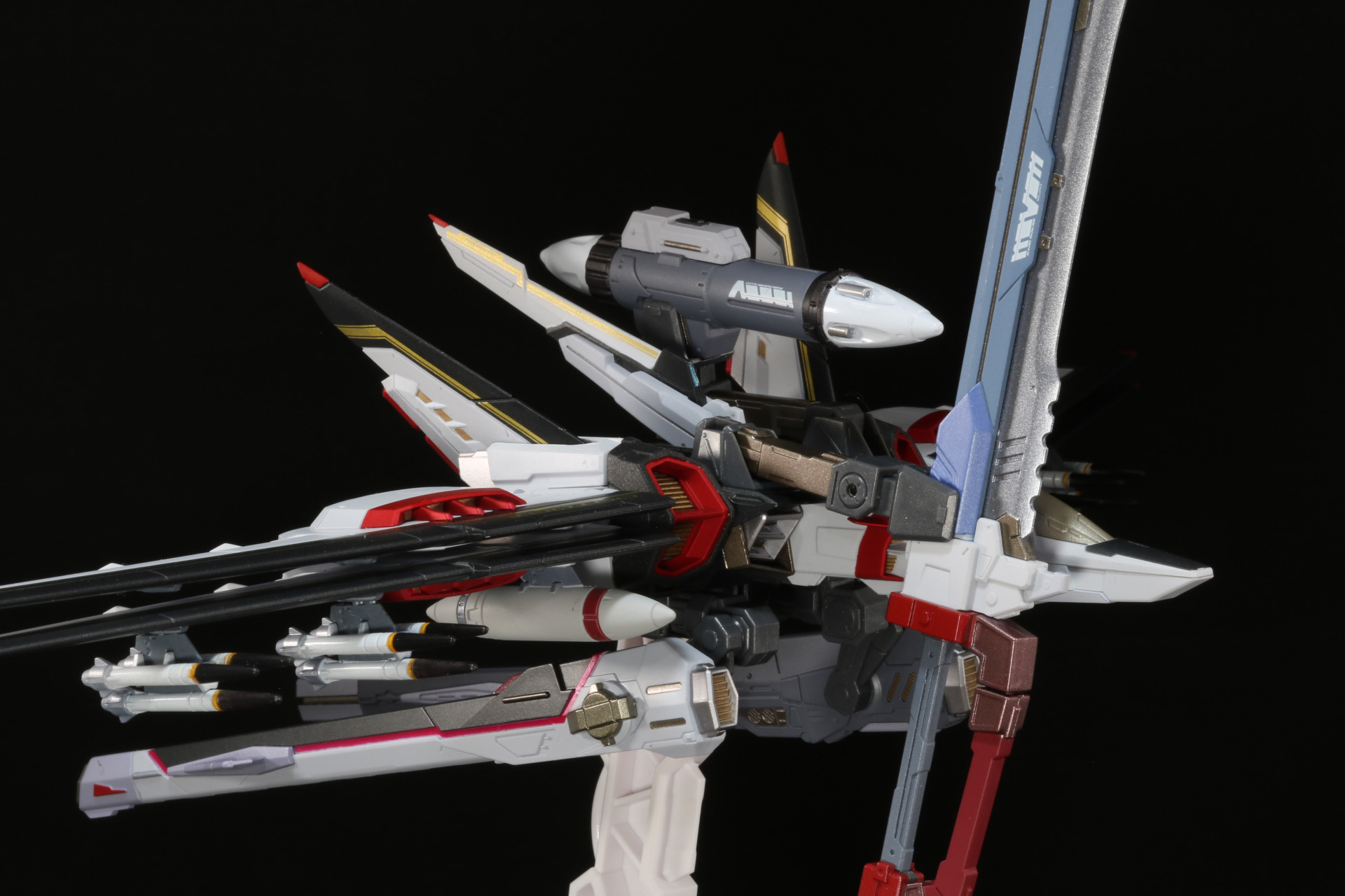 上部のアームは前方へ向けることができ、大型対艦刀の場合は柄を前に出す演出ができる