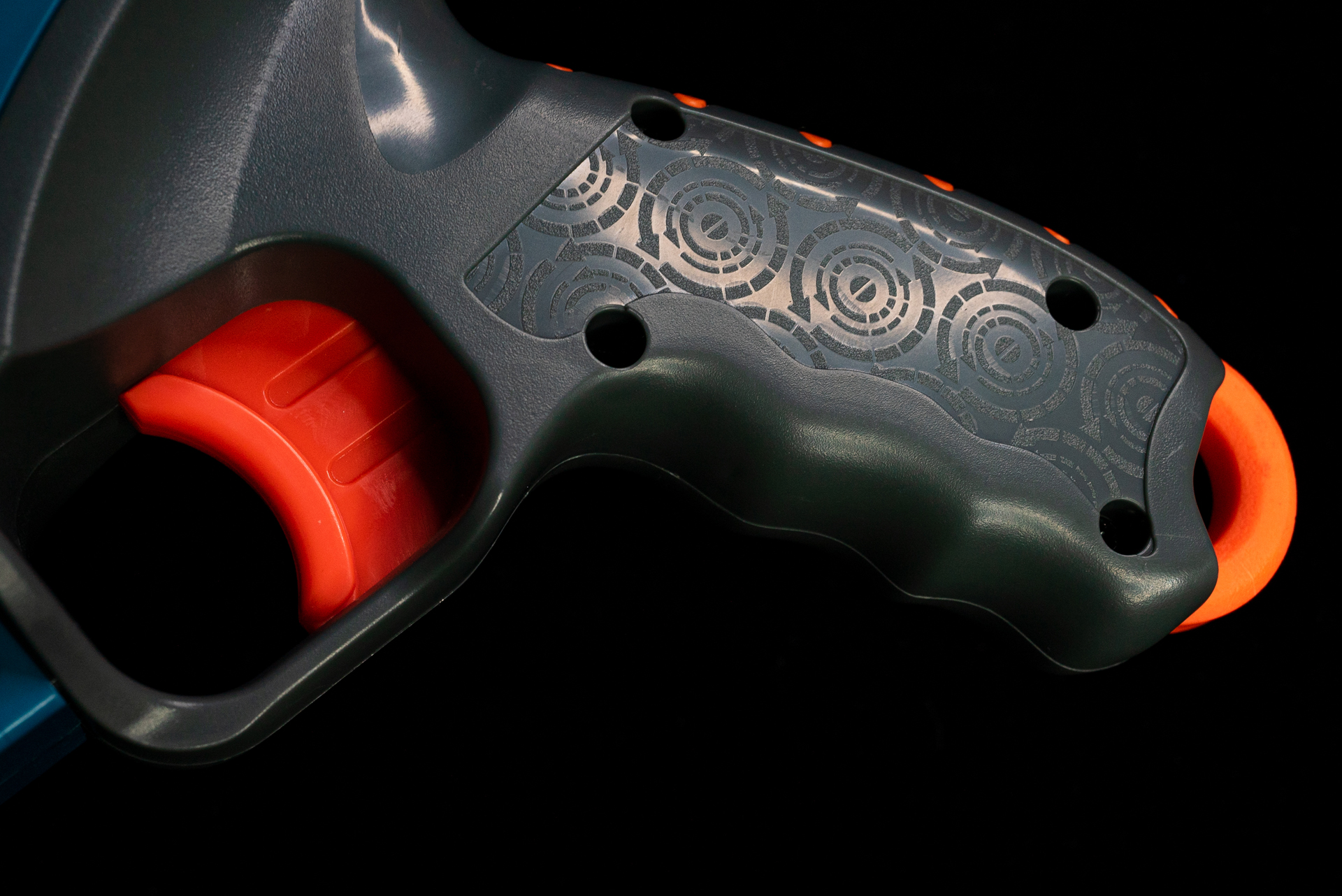 グリップ部分にも文様が入っており、多少のザラつきがブラスターのグリッピングを向上させているような気がしなくもない
