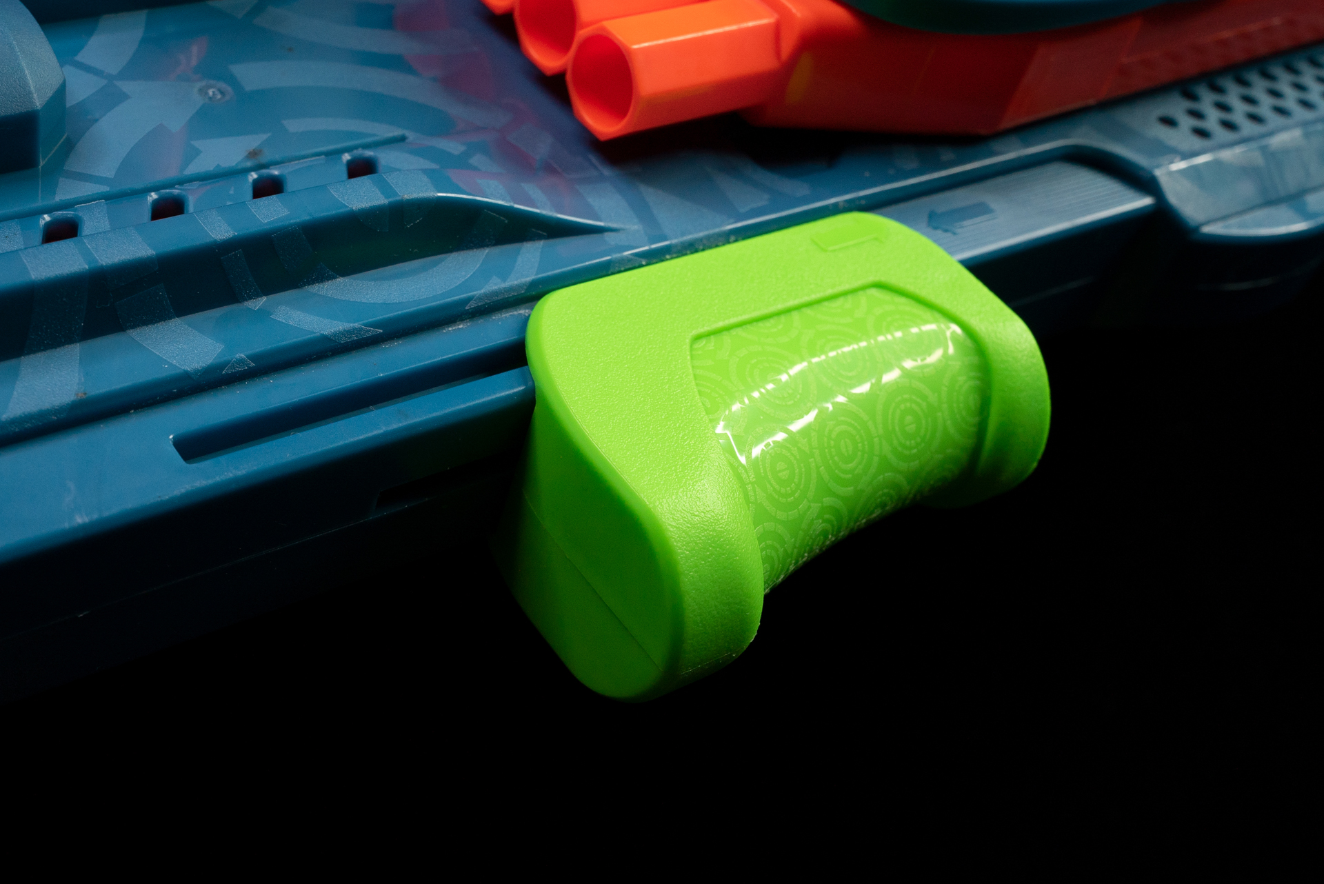 グリップ部分にも文様が入っており、多少のザラつきがブラスターのグリッピングを向上させているような気がする