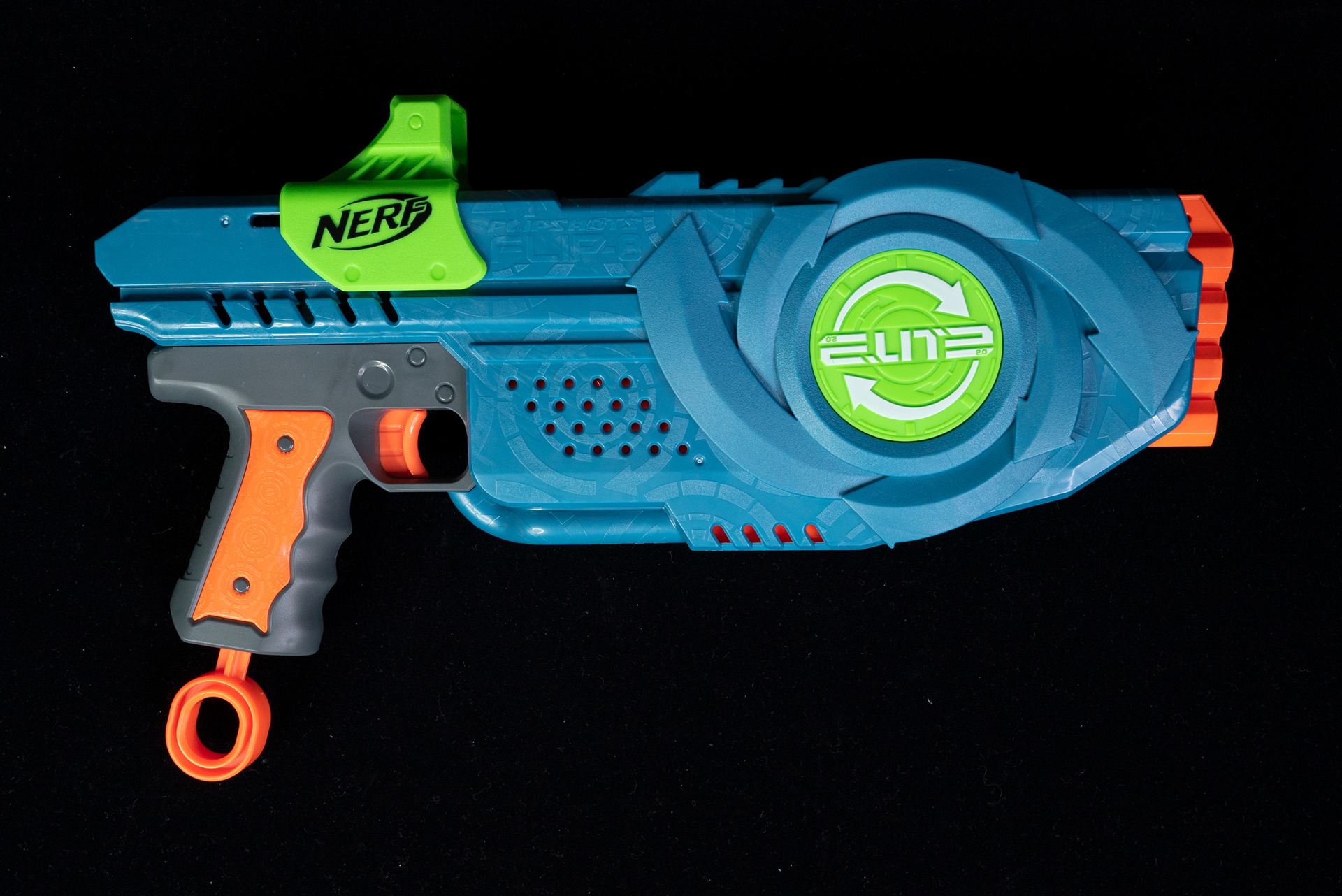 ハンドガンにしては大きめだが手に馴染むサイズ。装弾数4発も心強い。価格は4,000円(税込)