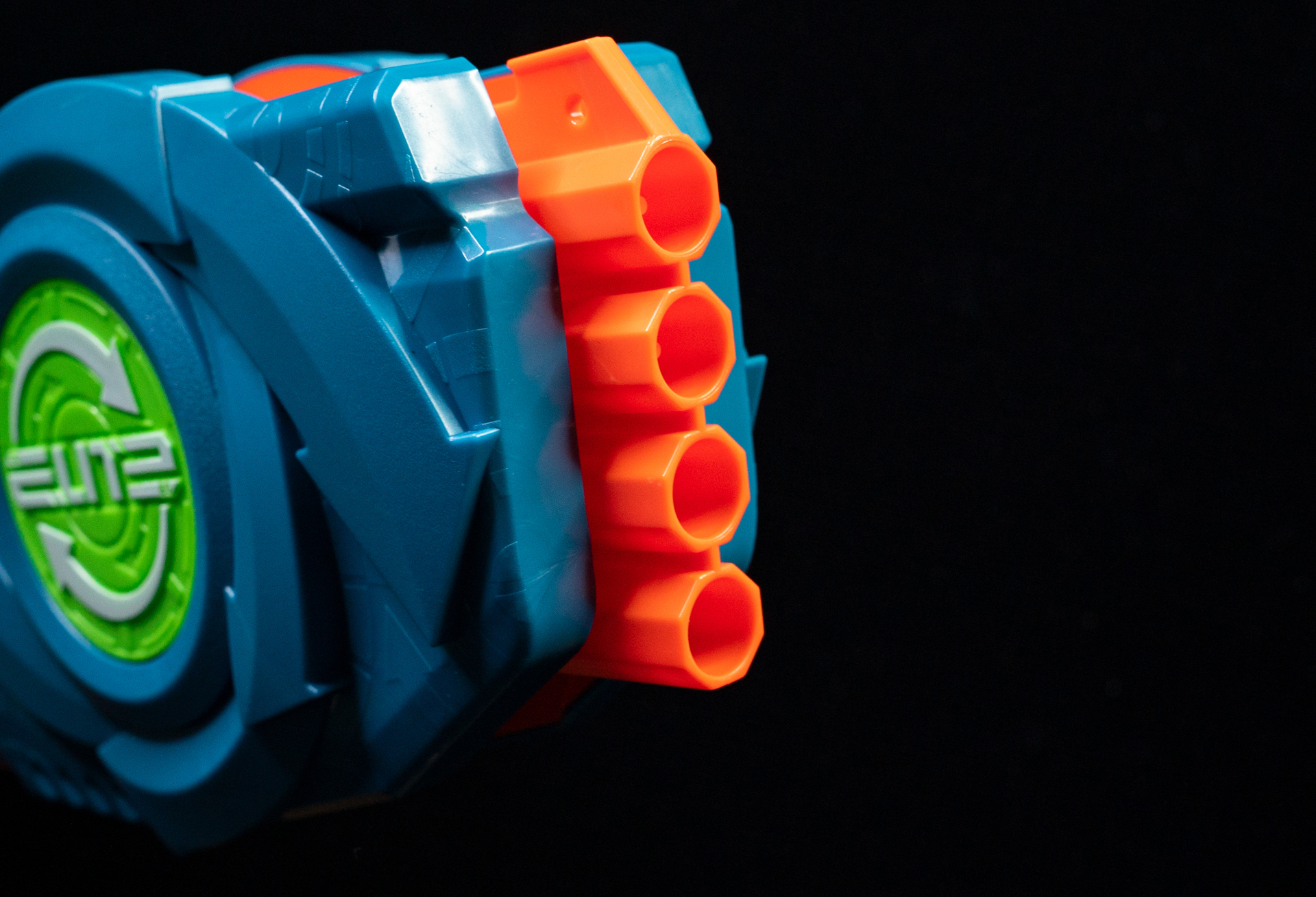 ハンドガンにしては大きめだが手に馴染むサイズ。装弾数4発も心強い。価格は4,000円(税込)