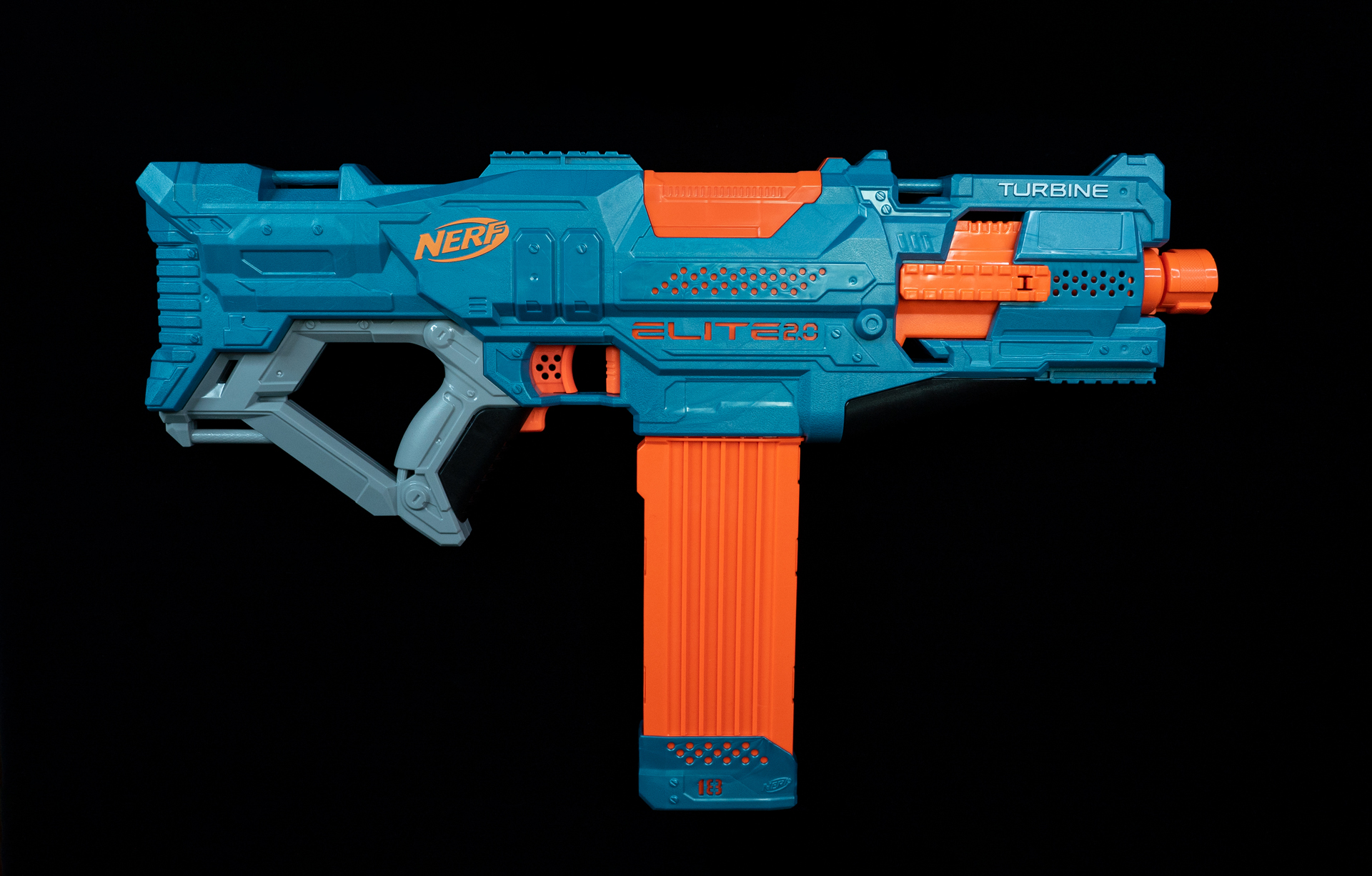 付属の18連マガジンを一気に掃射すれば超気持ちいい！　価格は5,900円(税込)