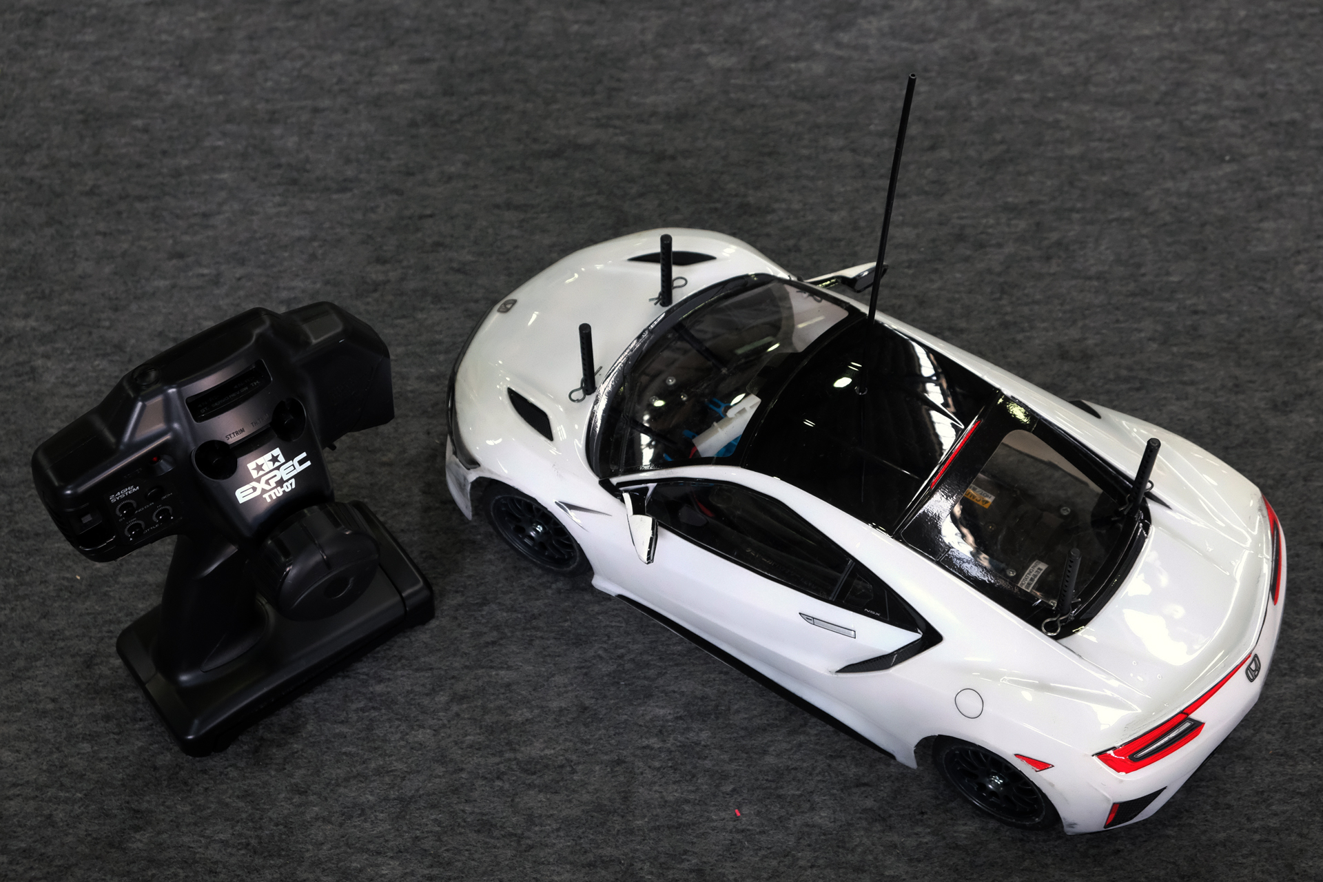 カーペットで構成されたサーキット路面