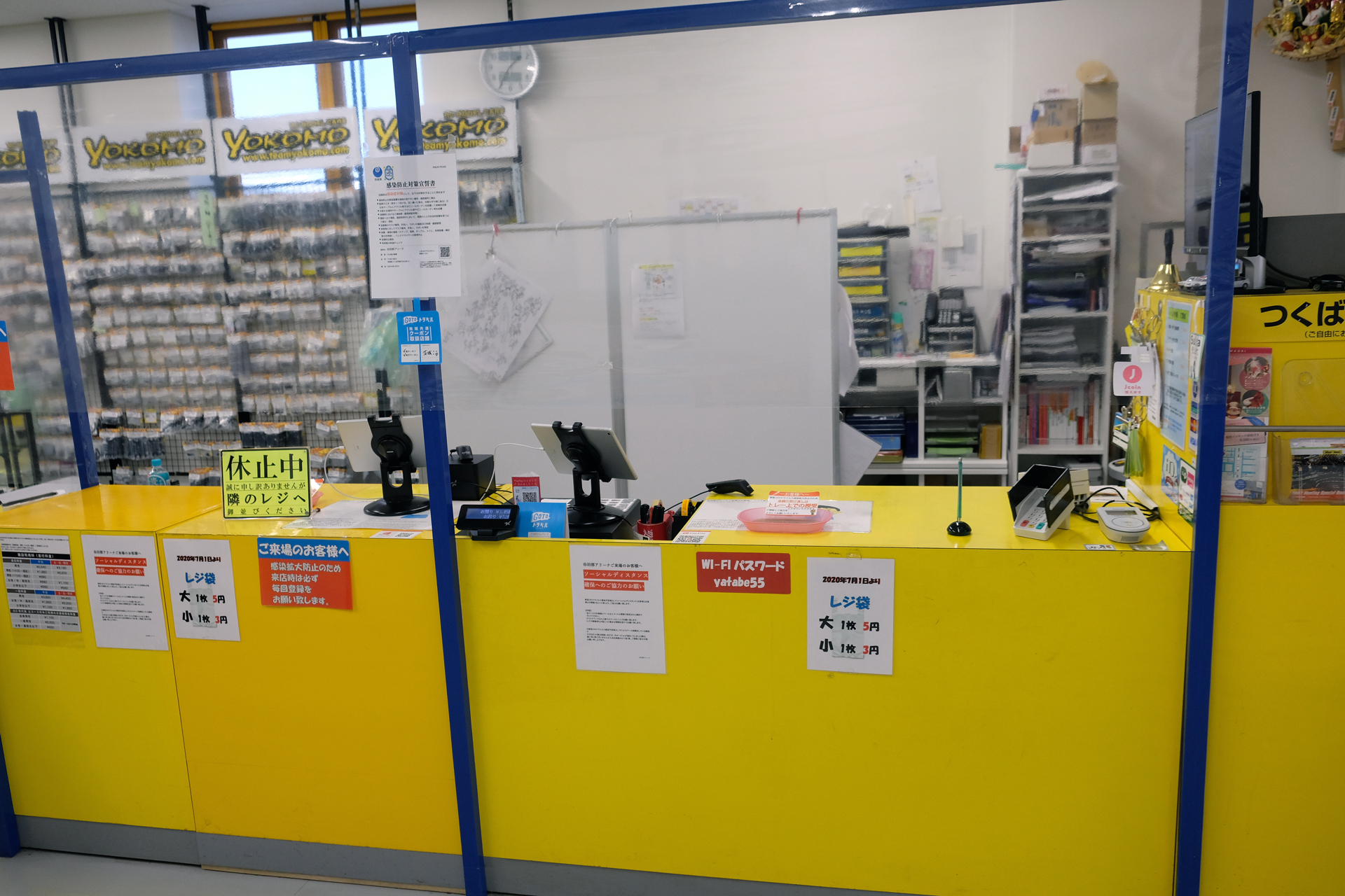 入館すると右手に「プロショップ」があり、真っ直ぐ進むと、複数のコースが併設された世界最大級の全天候型サーキットとなっている