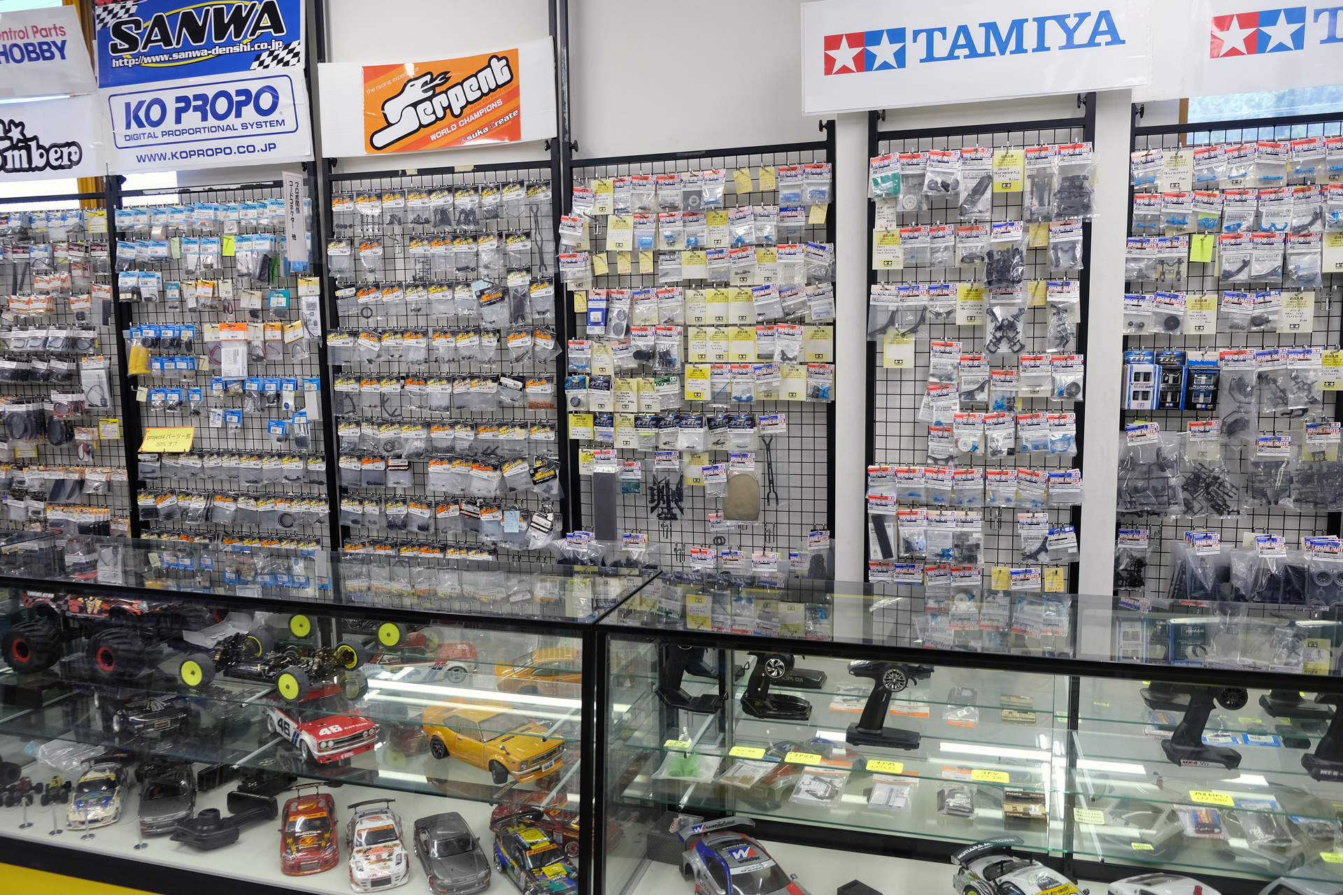 プロショップではタミヤなど各社の製品、パーツを取り扱っているので、走行中に発生した不具合への対応も可能だ