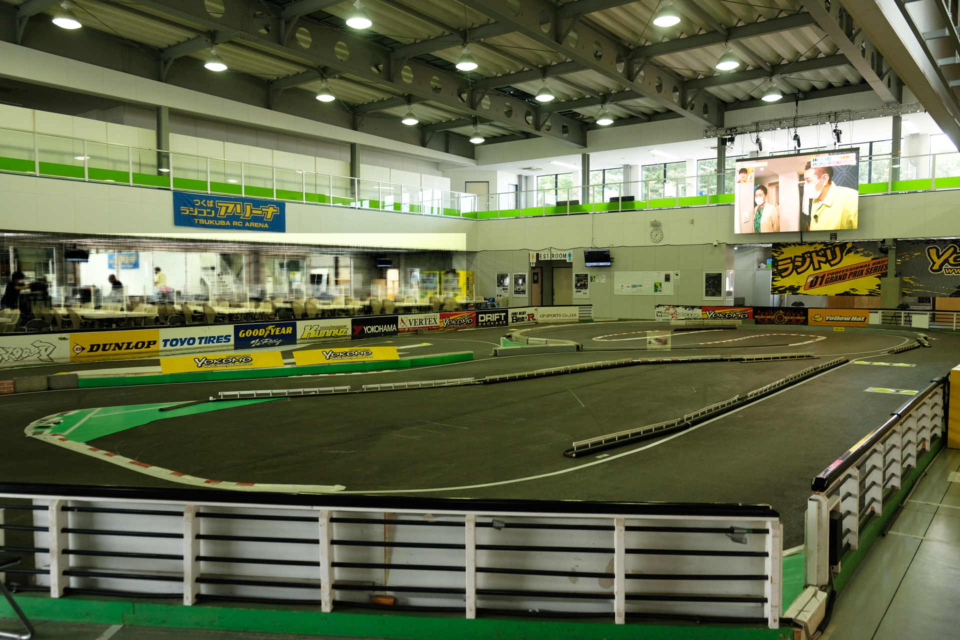 広大なラジコンアリーナは大きく2区画にわかれていて入り口側はドリフトコースエリアとなっている