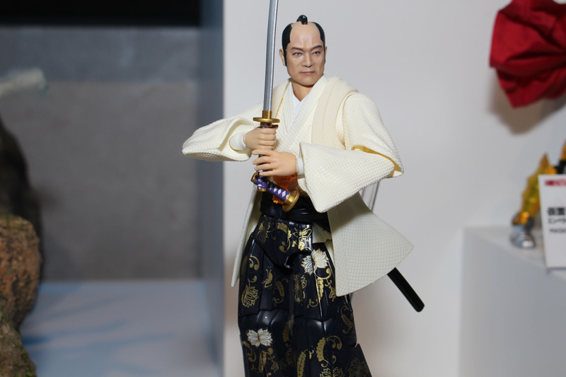 袴にも同様に関節を導入。その模様も美しい