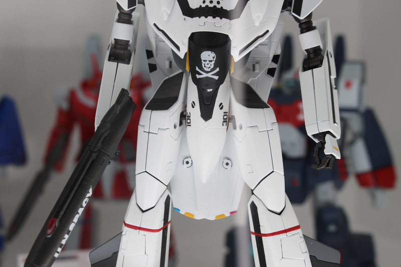 コクピットをカバーするスカルマークなど、マーキングも設定通りだ