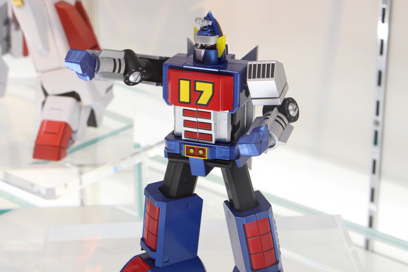 変形は胸部を開いて腕を収納し、ヒザを畳むことで行なわれるという