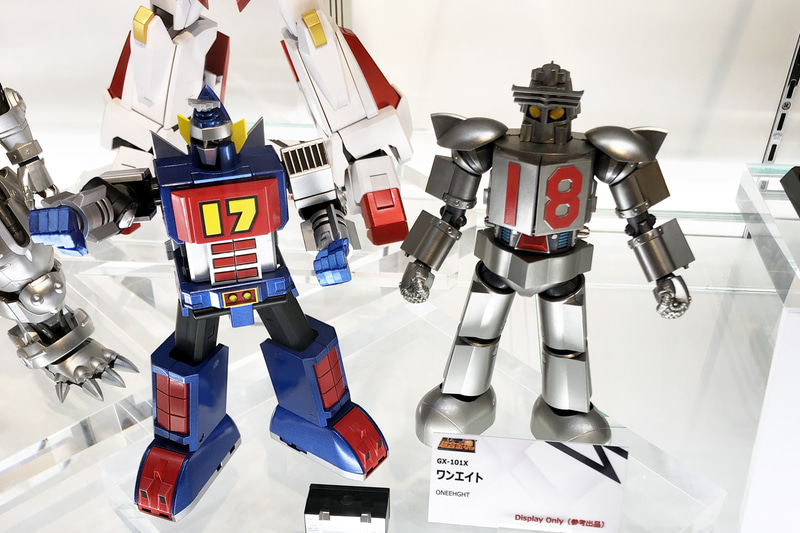 右は別の日に参考出品されたワンエイト。ワンセブンの評判次第で商品化も検討とのこと