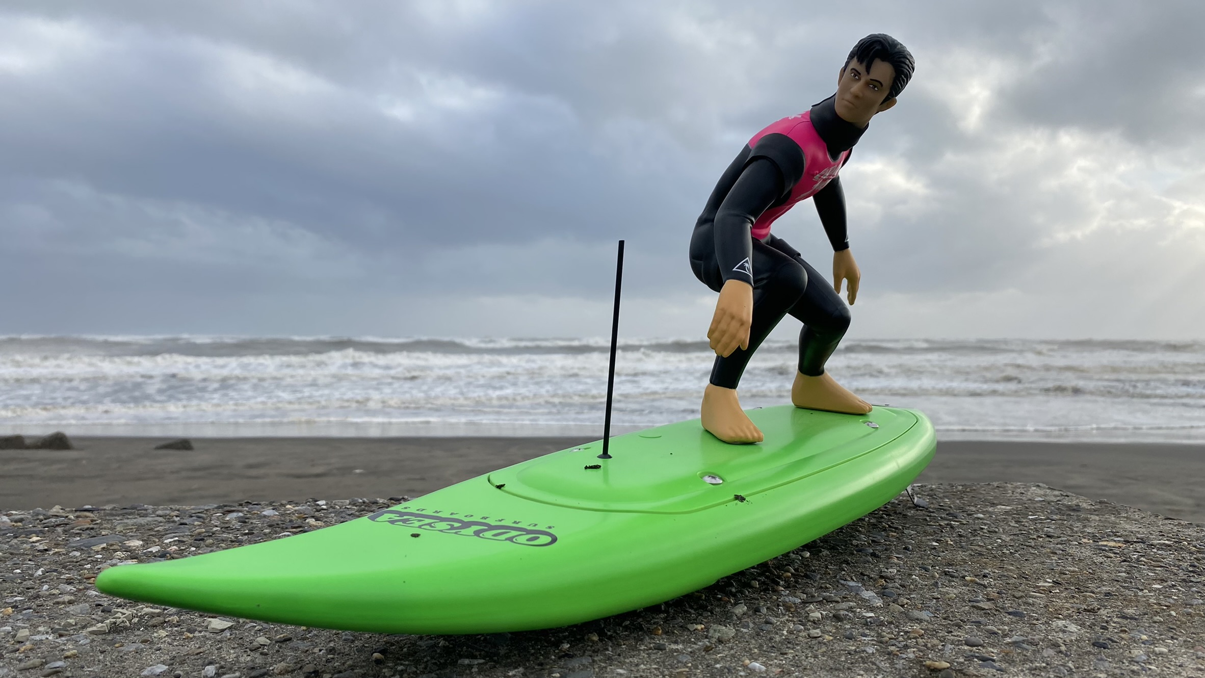 全長660mm、サーファーの頭までの全高325mm、全備重量は約1,530g。目の前にするとかなり大きく感じるが、海で操作するにはちょうど良いサイズだ