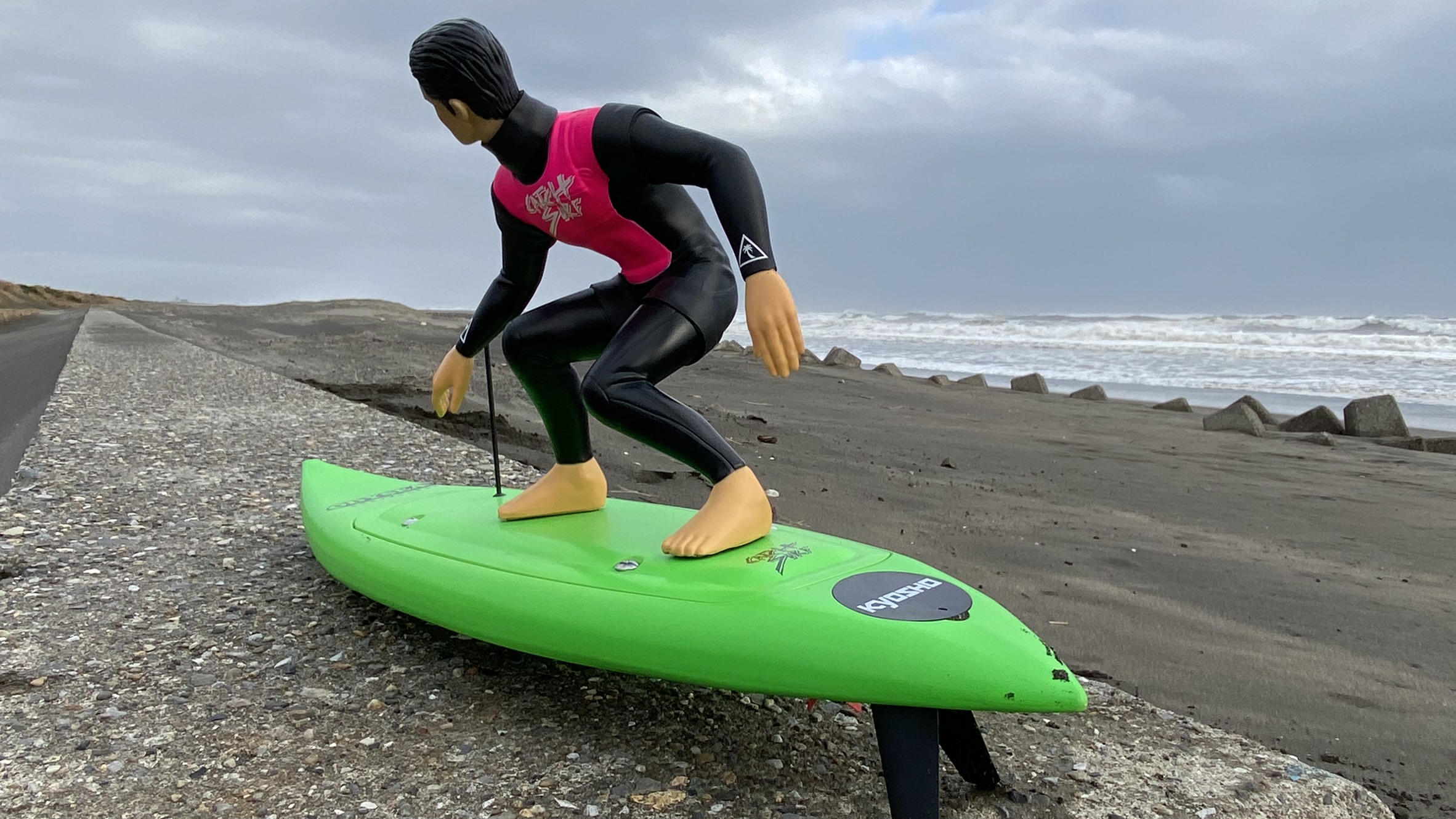 全長660mm、サーファーの頭までの全高325mm、全備重量は約1,530g。目の前にするとかなり大きく感じるが、海で操作するにはちょうど良いサイズだ