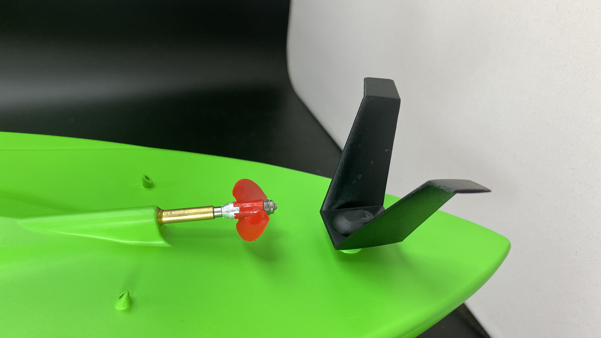 スクリューと舵。舵の形はVを逆にしたような感じ。良好な操作性だ