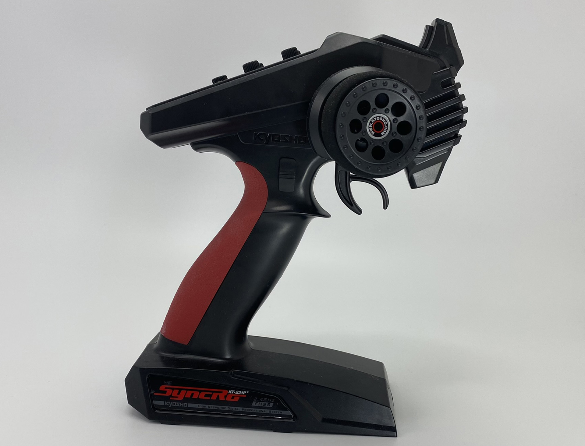 RCカーなどにも使う「ホイーラー式」のプロポ。ダイヤルでトリムなどを細かく調整可能