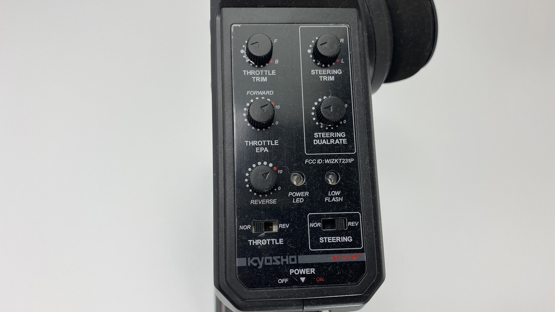 RCカーなどにも使う「ホイーラー式」のプロポ。ダイヤルでトリムなどを細かく調整可能