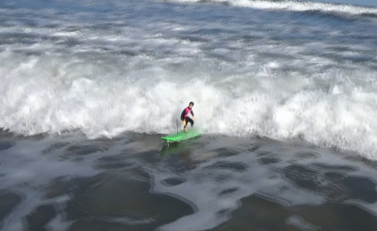 やはり「1/5 RC サーファー4」の真価は海で発揮される。波にのまれてもすぐに復帰、ぐいぐいと海を進む楽しさは格別だ