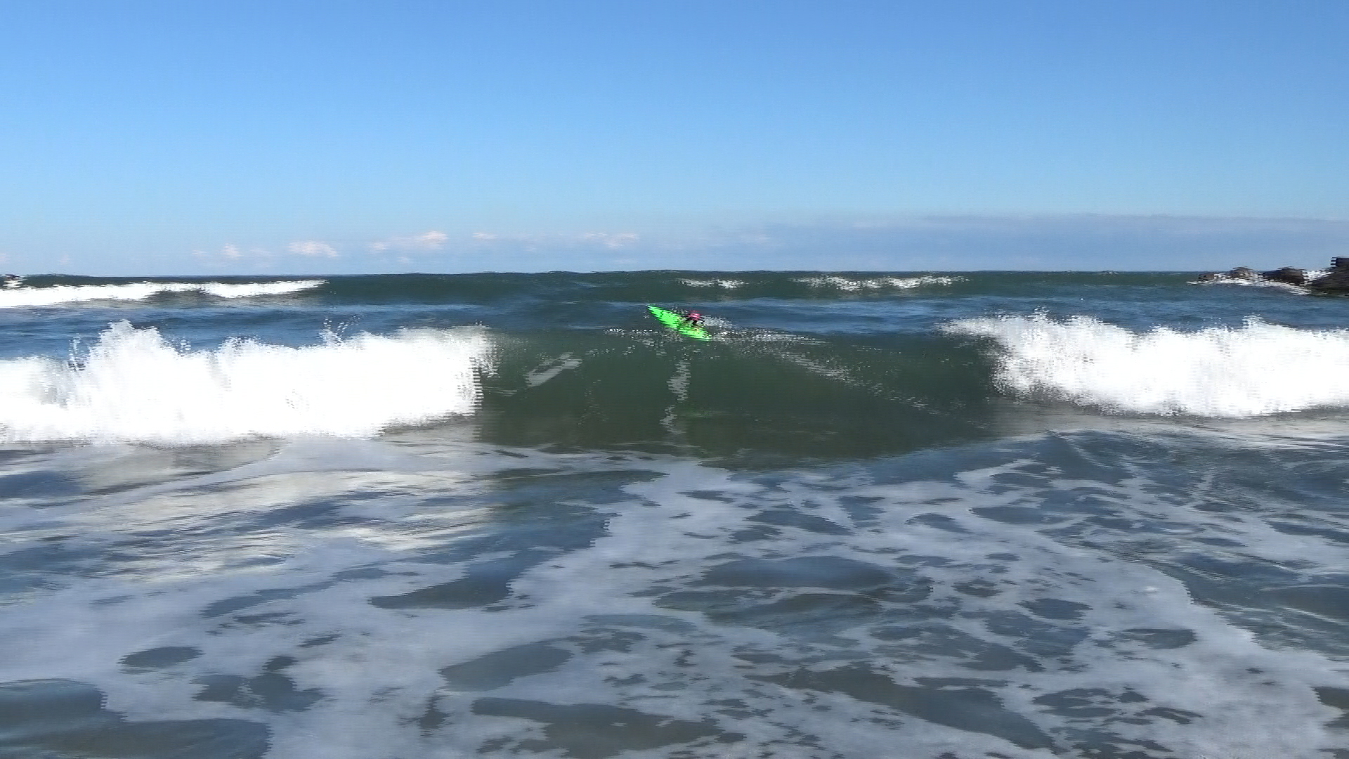 やはり「1/5 RC サーファー4」の真価は海で発揮される。波にのまれてもすぐに復帰、ぐいぐいと海を進む楽しさは格別だ