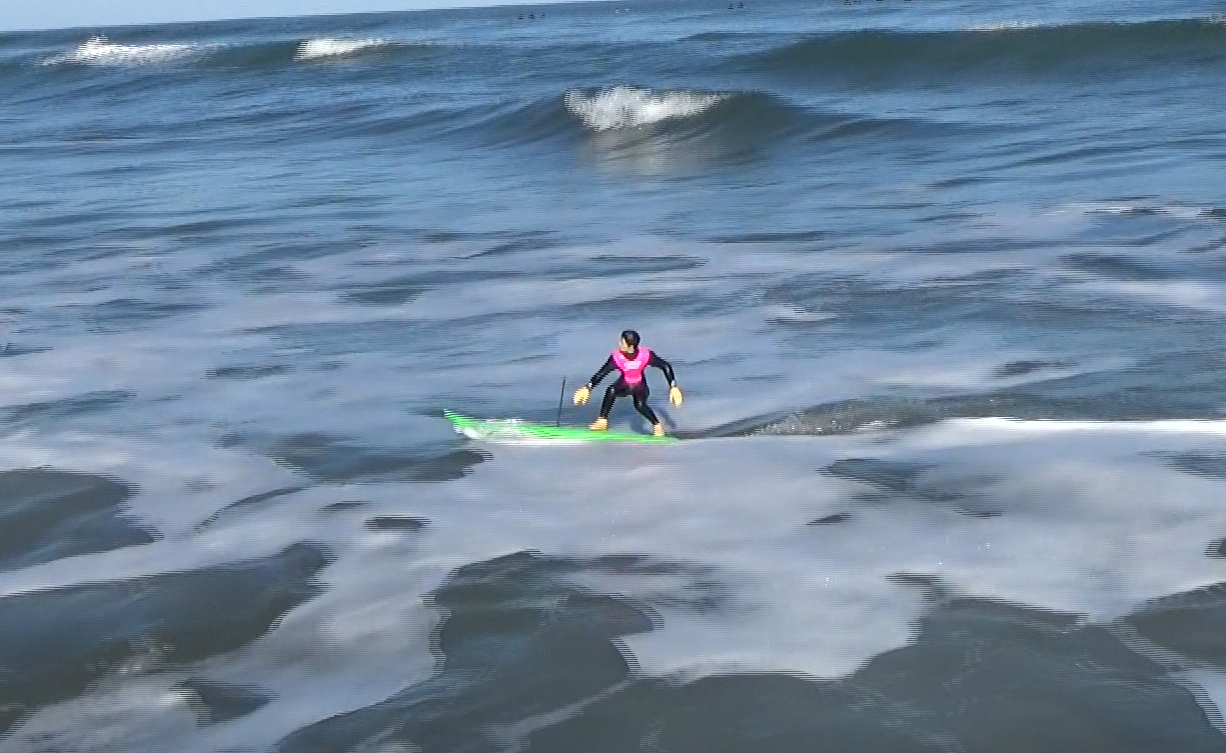 やはり「1/5 RC サーファー4」の真価は海で発揮される。波にのまれてもすぐに復帰、ぐいぐいと海を進む楽しさは格別だ