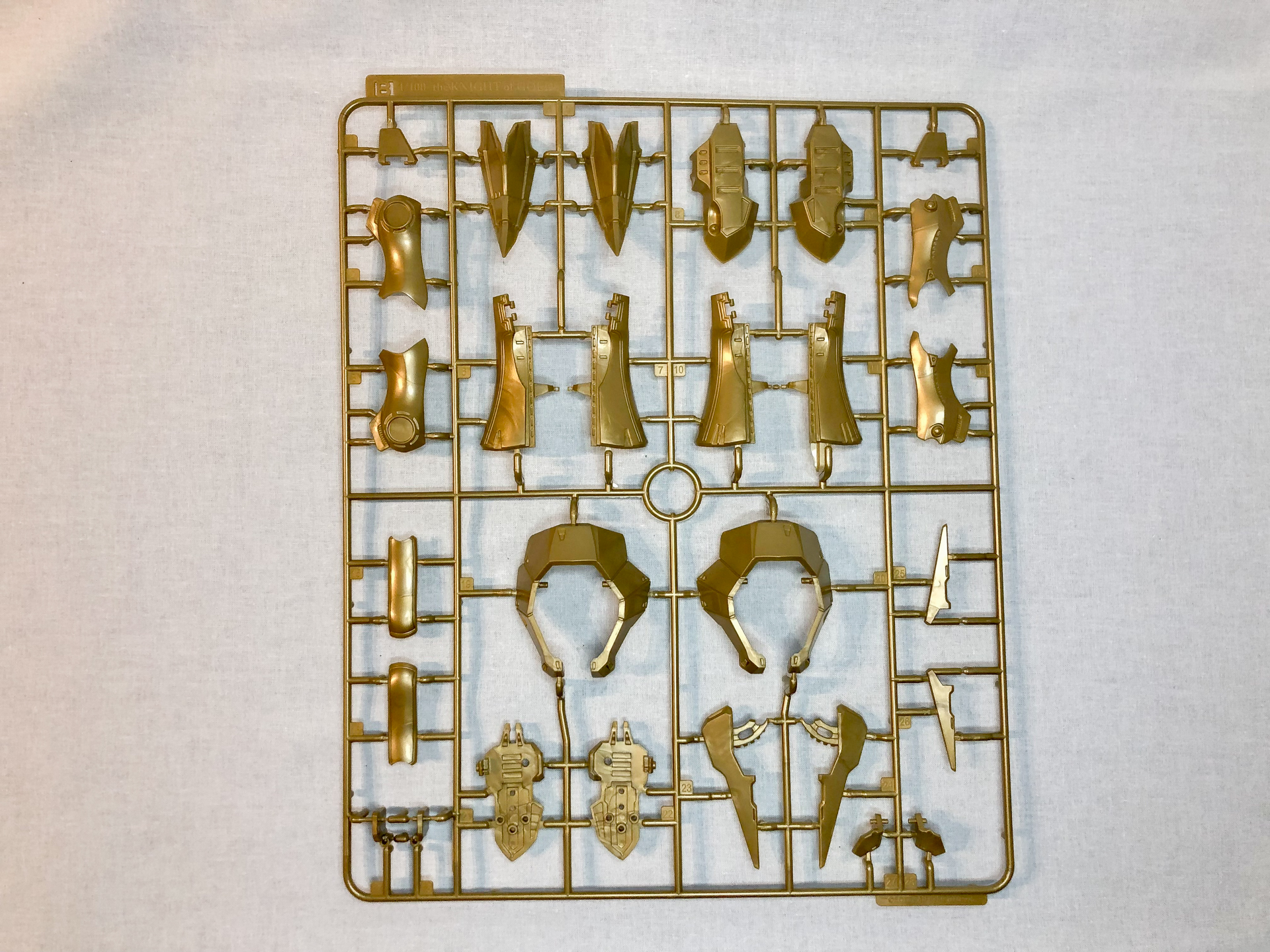 Bランナー。主に脚部装甲と腕部装甲を構成するパーツが入っています。