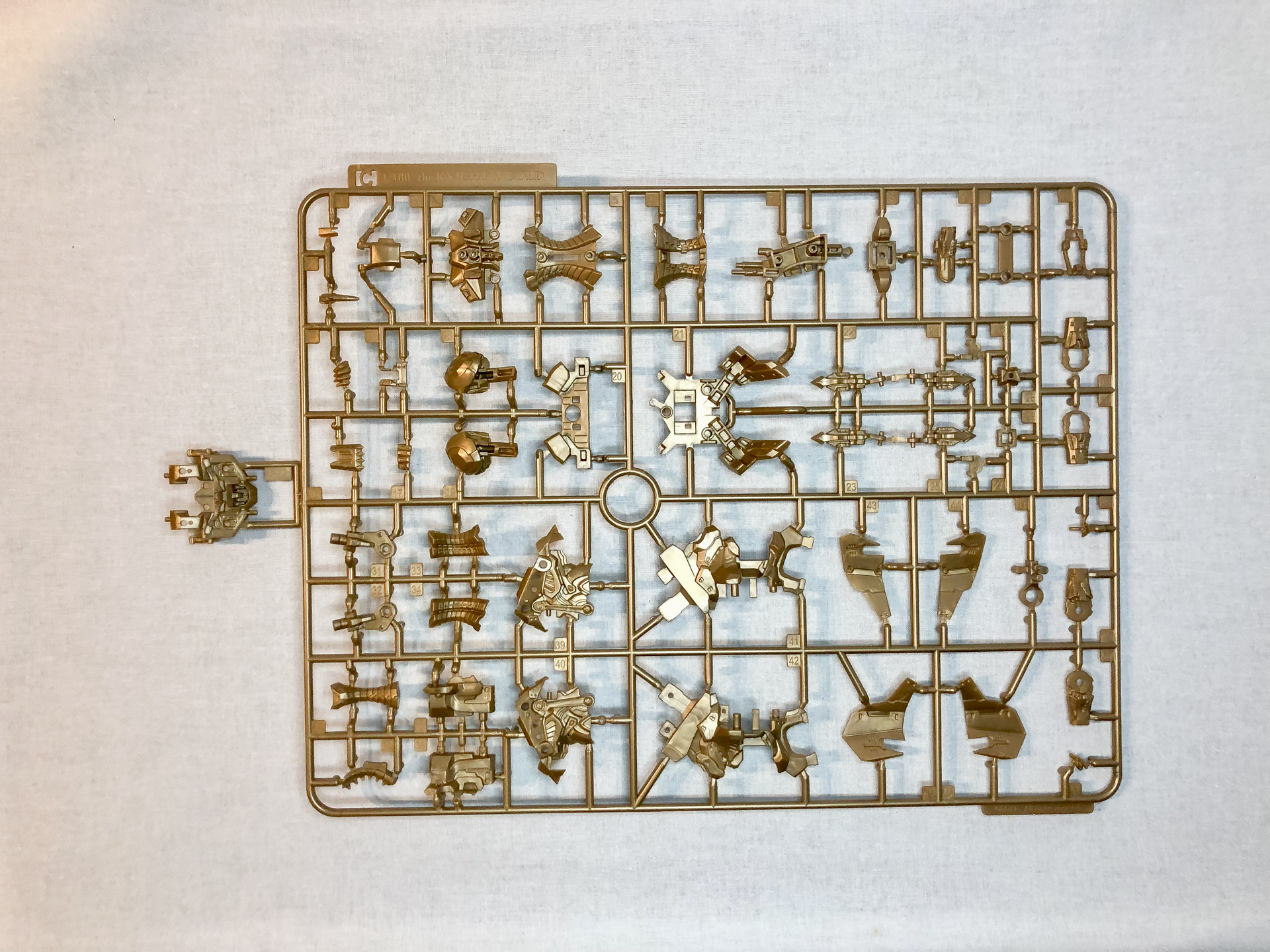 Cランナー。主に腰部から上の内部フレームを構成するパーツが入っています。