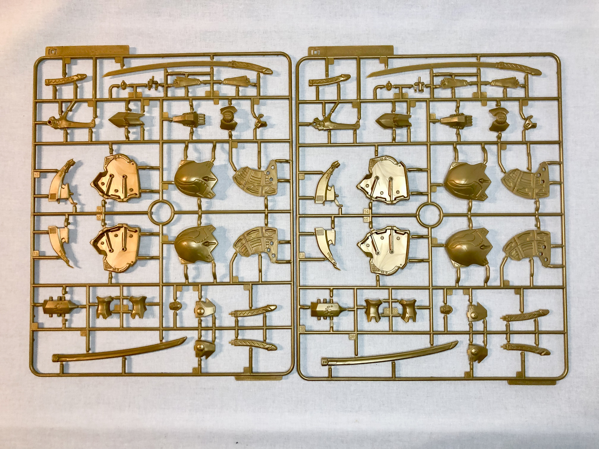 Dランナー。主に肩部装甲及び武器を構成するパーツが入っています。同じ形状のランナーが2枚入っています。