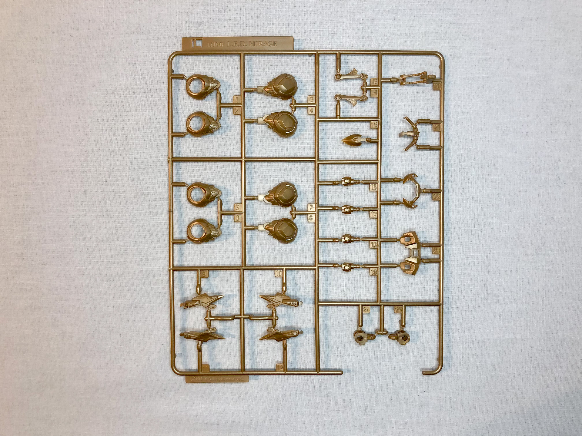 Lランナー。主に脚部内部フレームを構成するパーツが入っています。