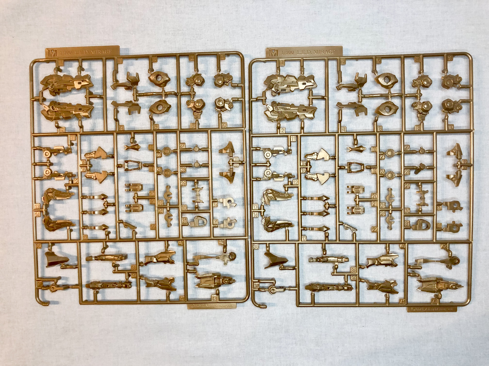 Mランナー。主に脚部内部フレームを構成するパーツが入っています。同じ形状のランナーが2枚入っています。