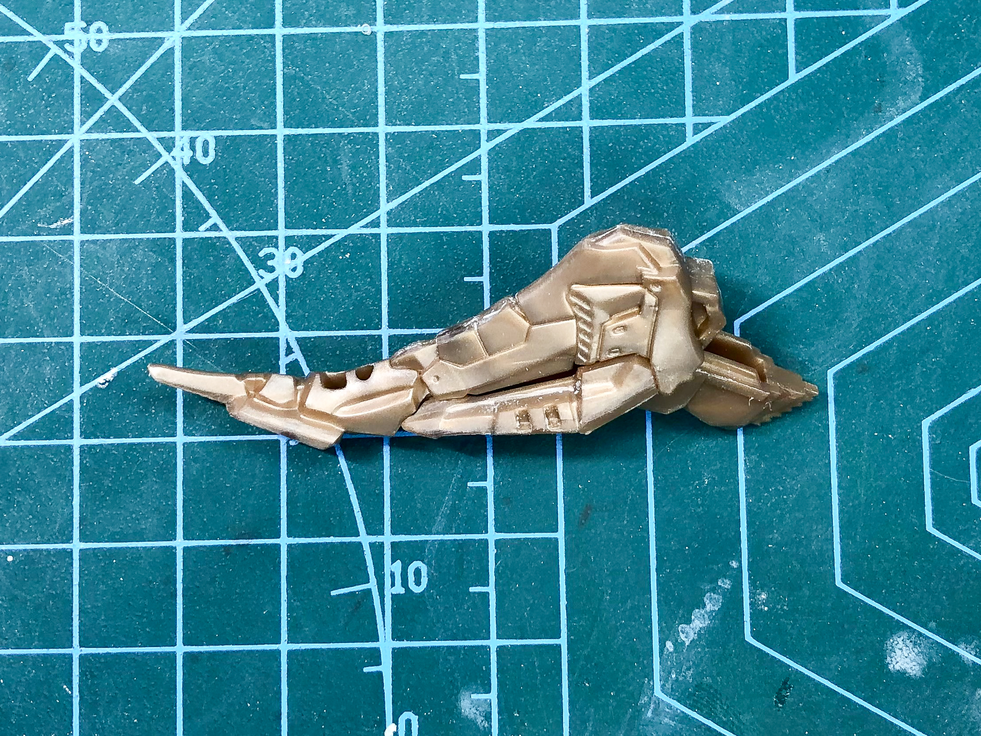 組み立て後のつま先パーツ。装甲で隠れてしまう部分までしっかりとモールドが刻まれています。