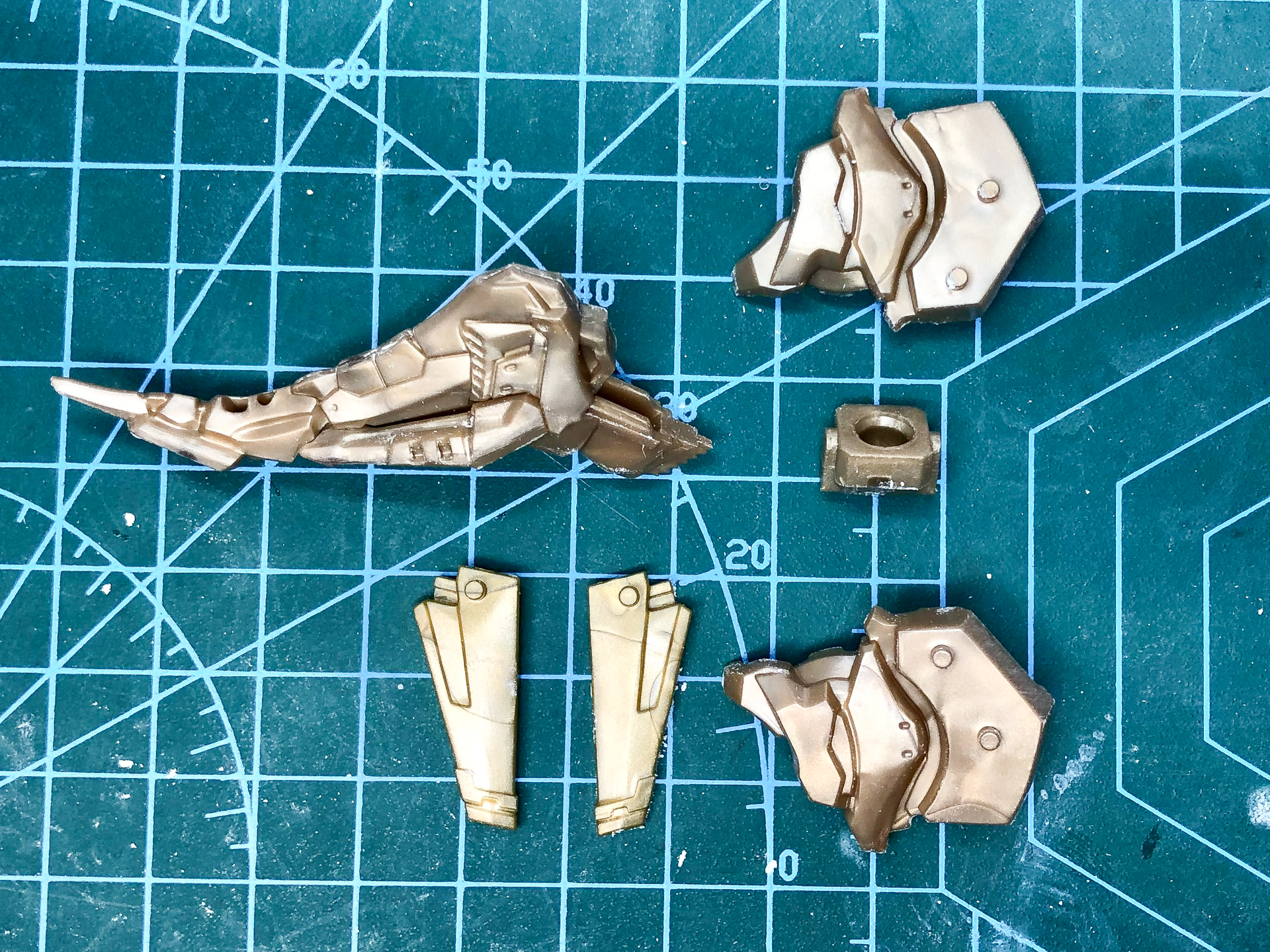 組み立て前の足首パーツ。かかとパーツは外装色の成型色にて成型されています。