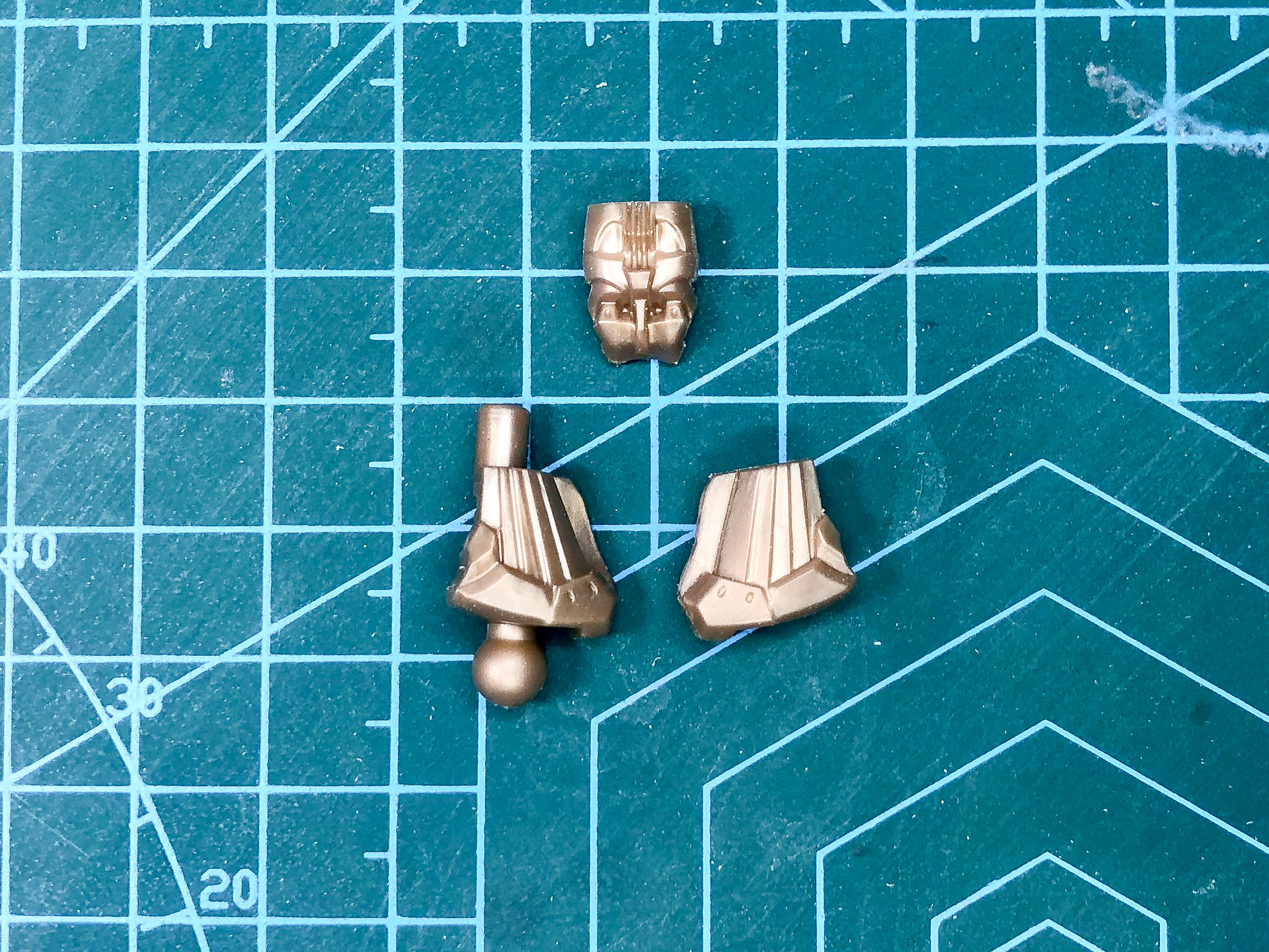 組み立て前の足首基部。3パーツ構成にて構成しています。